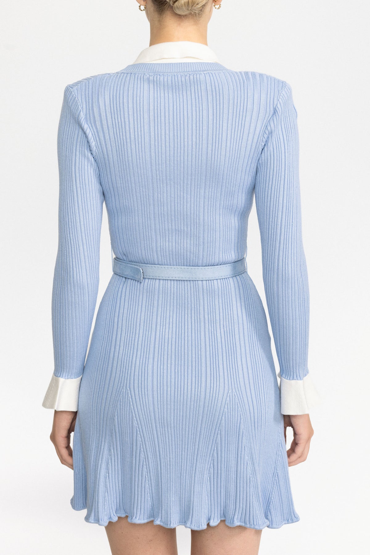 Abito mini in maglia a coste con bottoni perlati e cintura - Azzurro chiaro 
