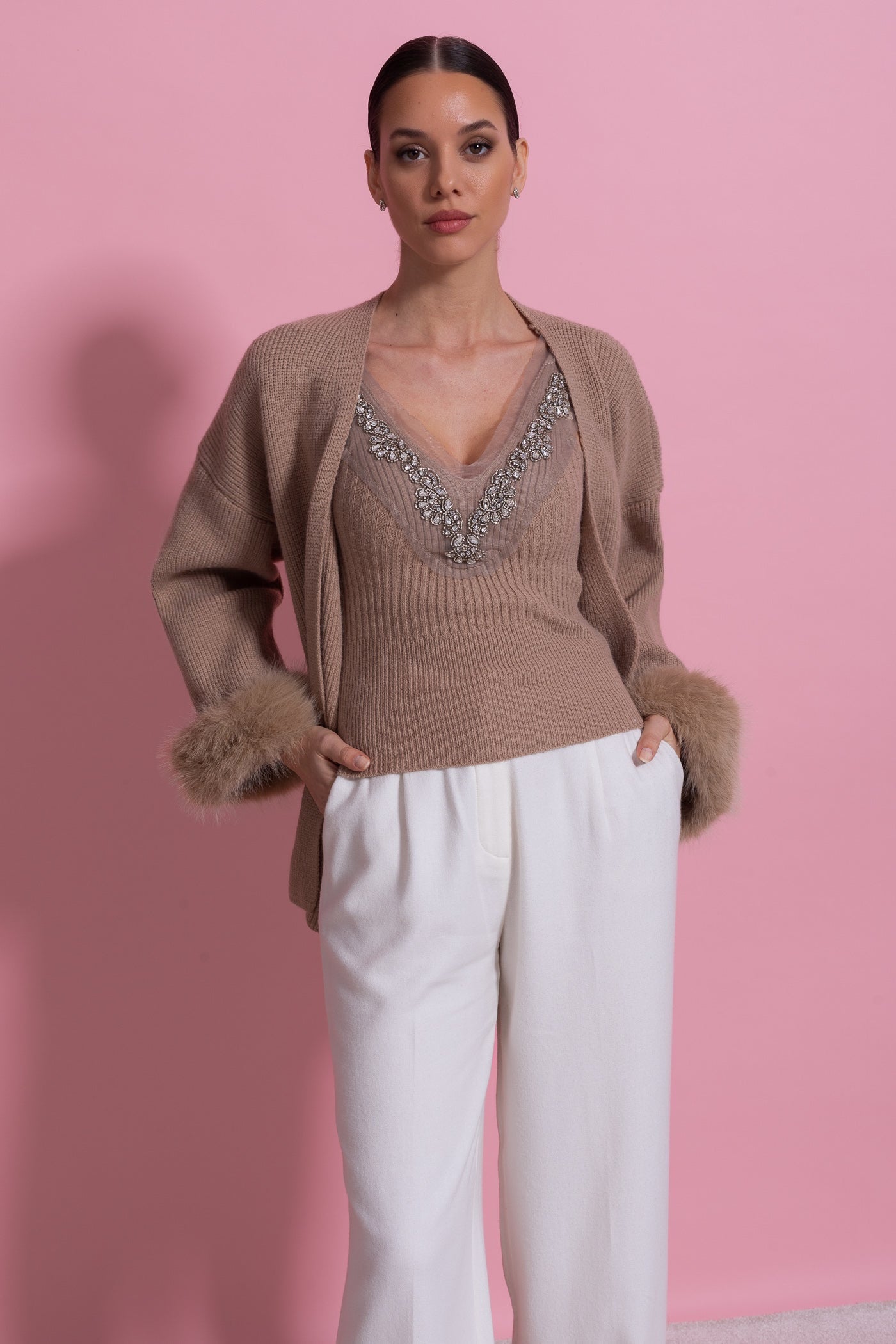 Completo in Maglia Due Pezzi con Decorazioni in Cristallo e Polsini Rifiniti - Beige 