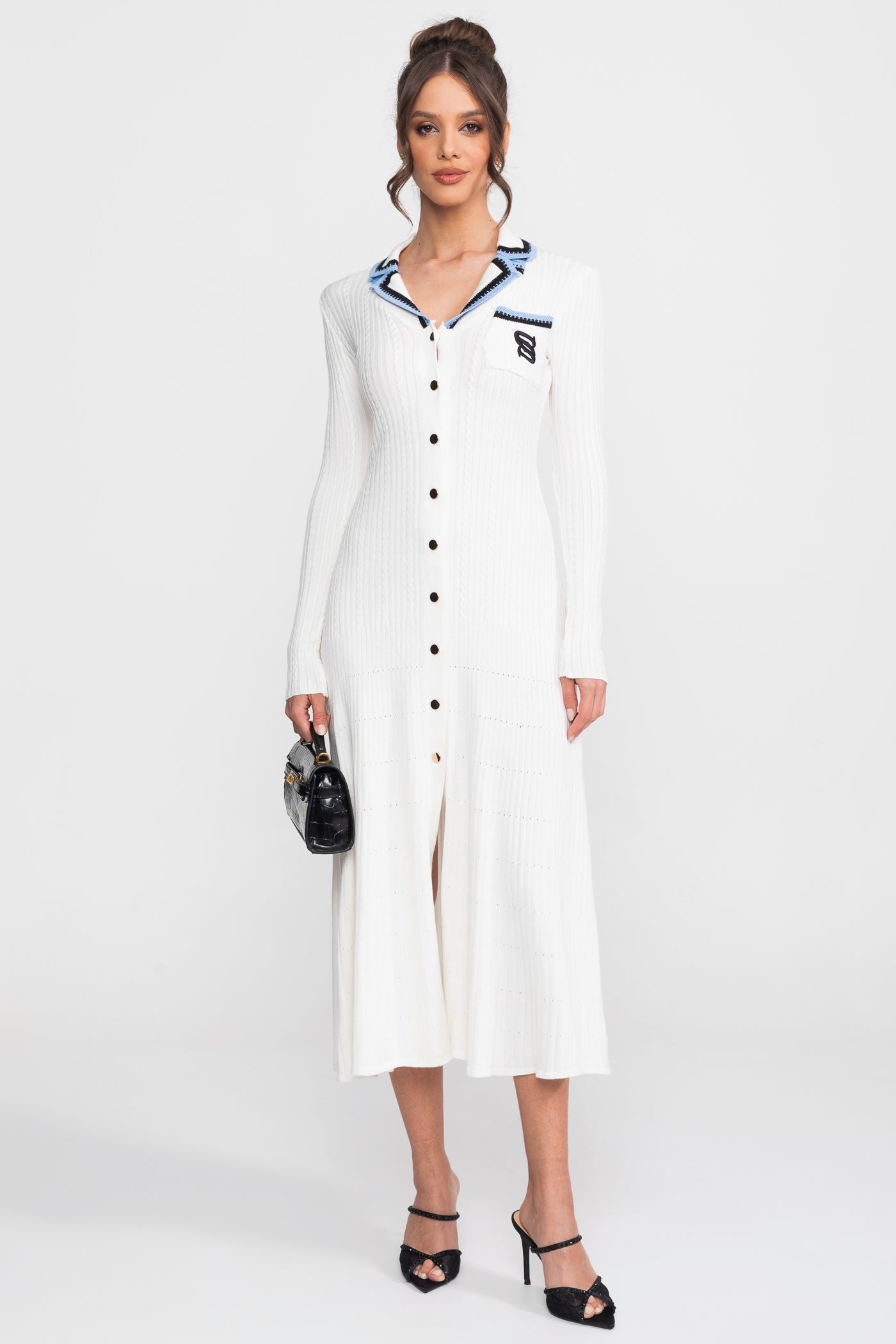 Abito Midi in Maglia a Manica Lunga con Colletto Polo e Patch Monogram - Bianco 