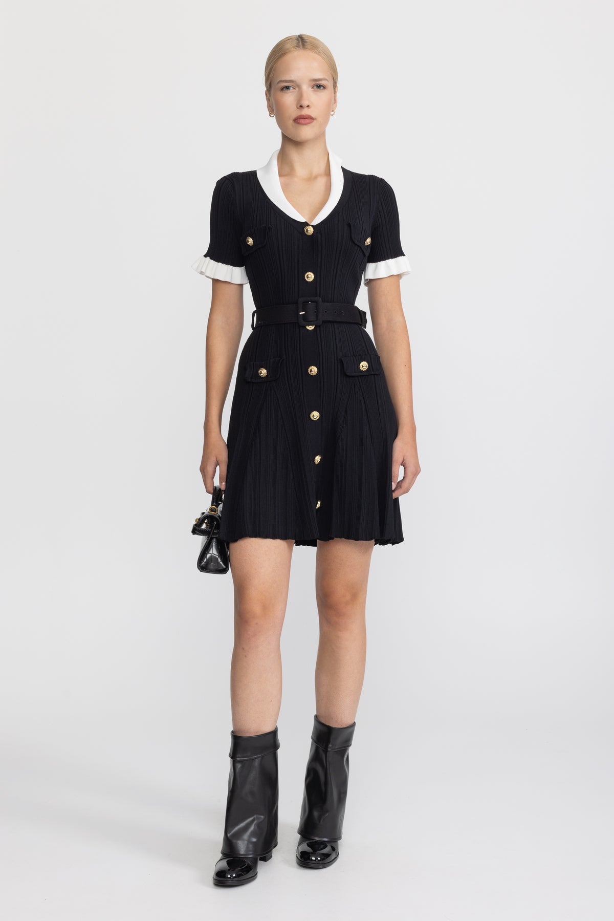 Abito mini in maglia a coste con colletto a contrasto e cintura - Nero 