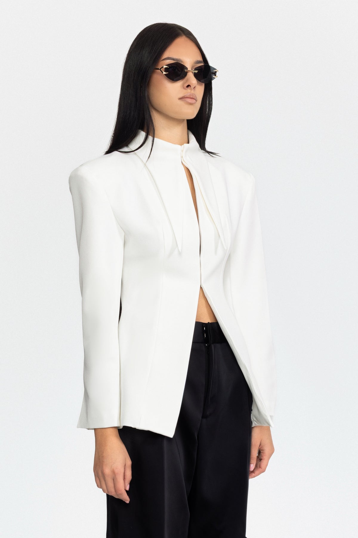 Blazer bianco scolpito con colletto a punta e chiusura frontale con ganci 