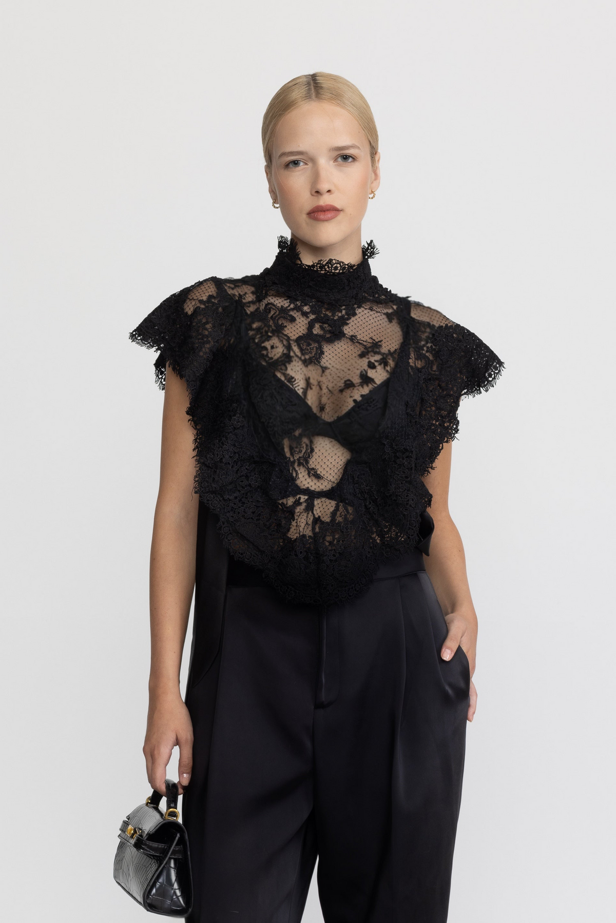 Top in pizzo trasparente con collo alto e ruches - Nero 