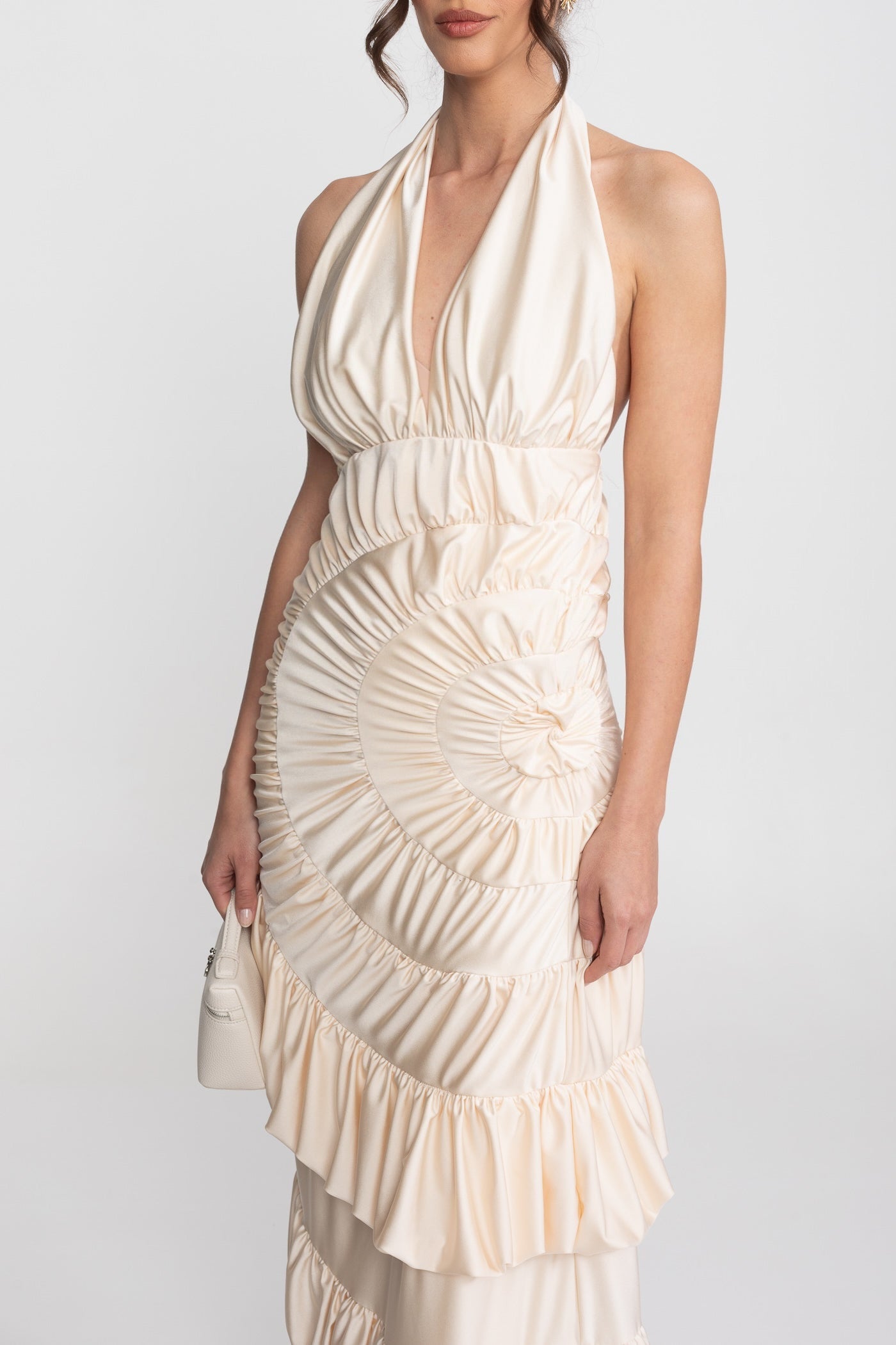 Abito Maxi Halter Con Corpino Plissettato A Ventaglio E Gonna Con Volant A Strati - Ivoire 