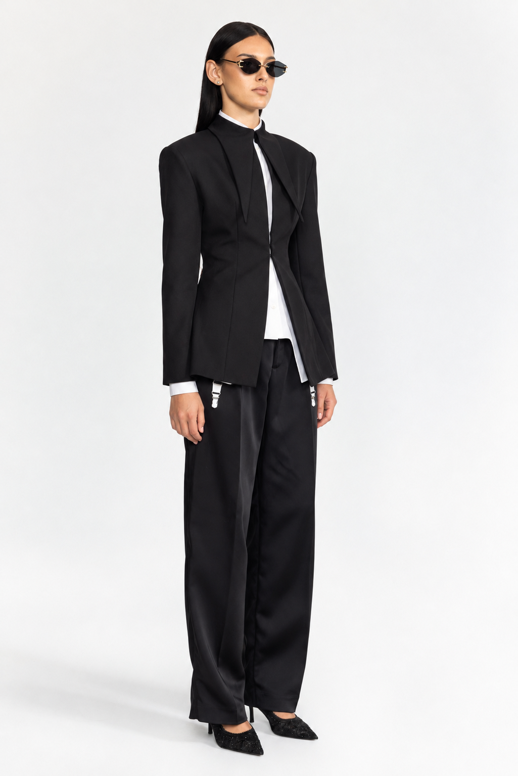 Blazer nero con colletto a punta strutturato e chiusura frontale con ganci 