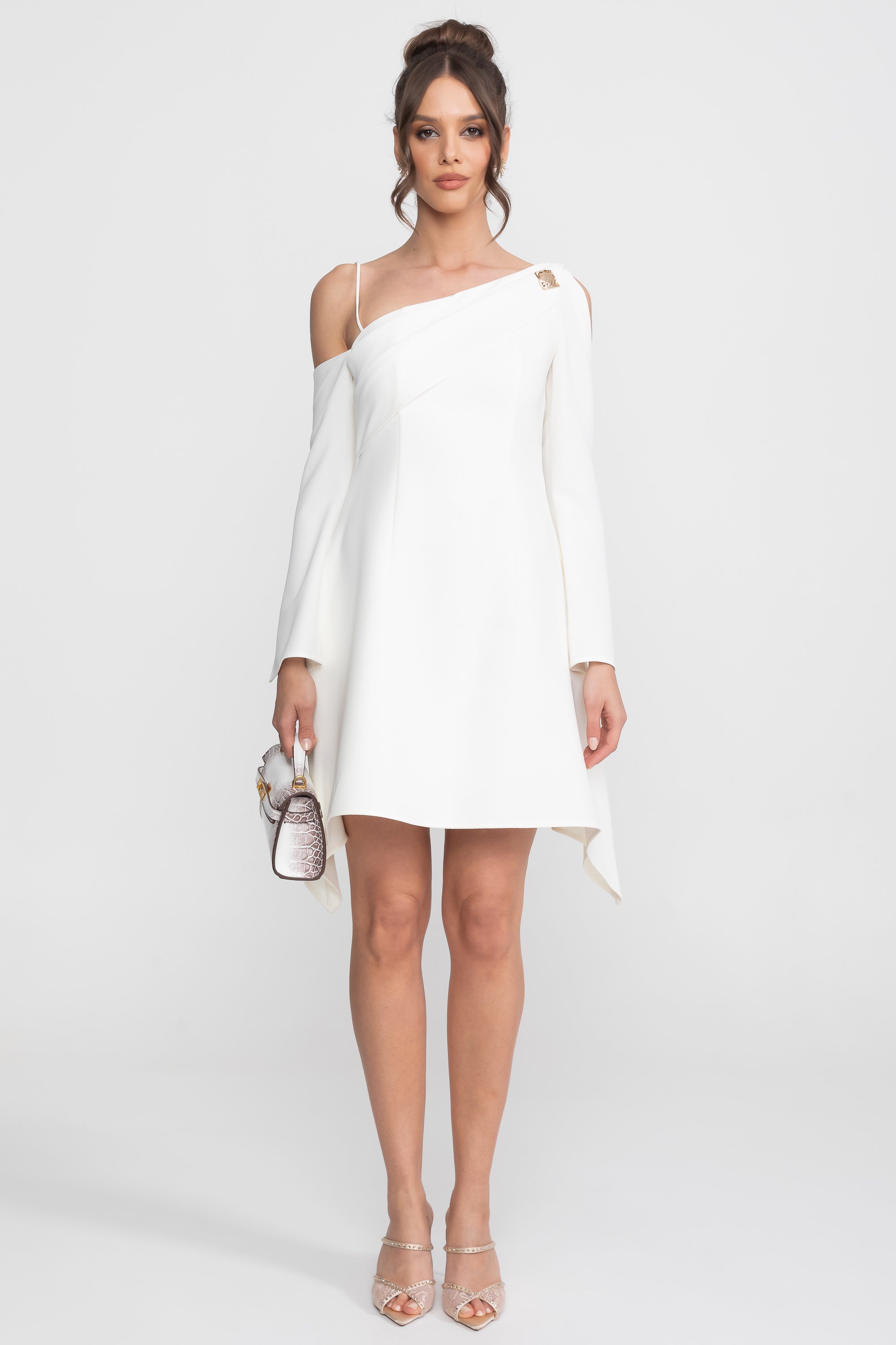 Abito mini asimmetrico cold-shoulder con maniche lunghe e spilla dorata - Bianco 