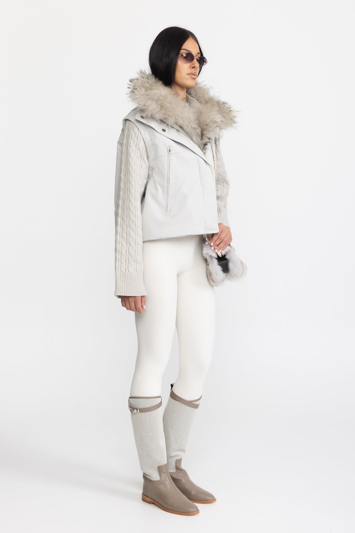 Piumino cropped con maniche in maglia a trecce e collo in pelliccia di procione - grigio chiaro 