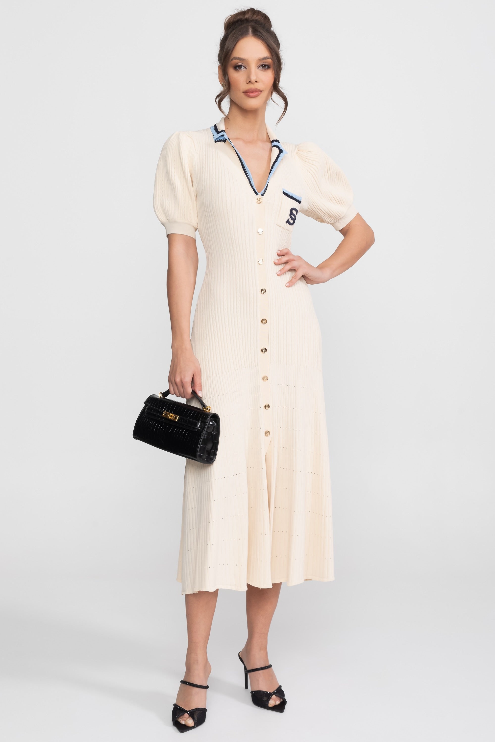 Abito Midi in Maglia a Maniche Corte con Collo Polo e Patch con Monogramma - Crema 