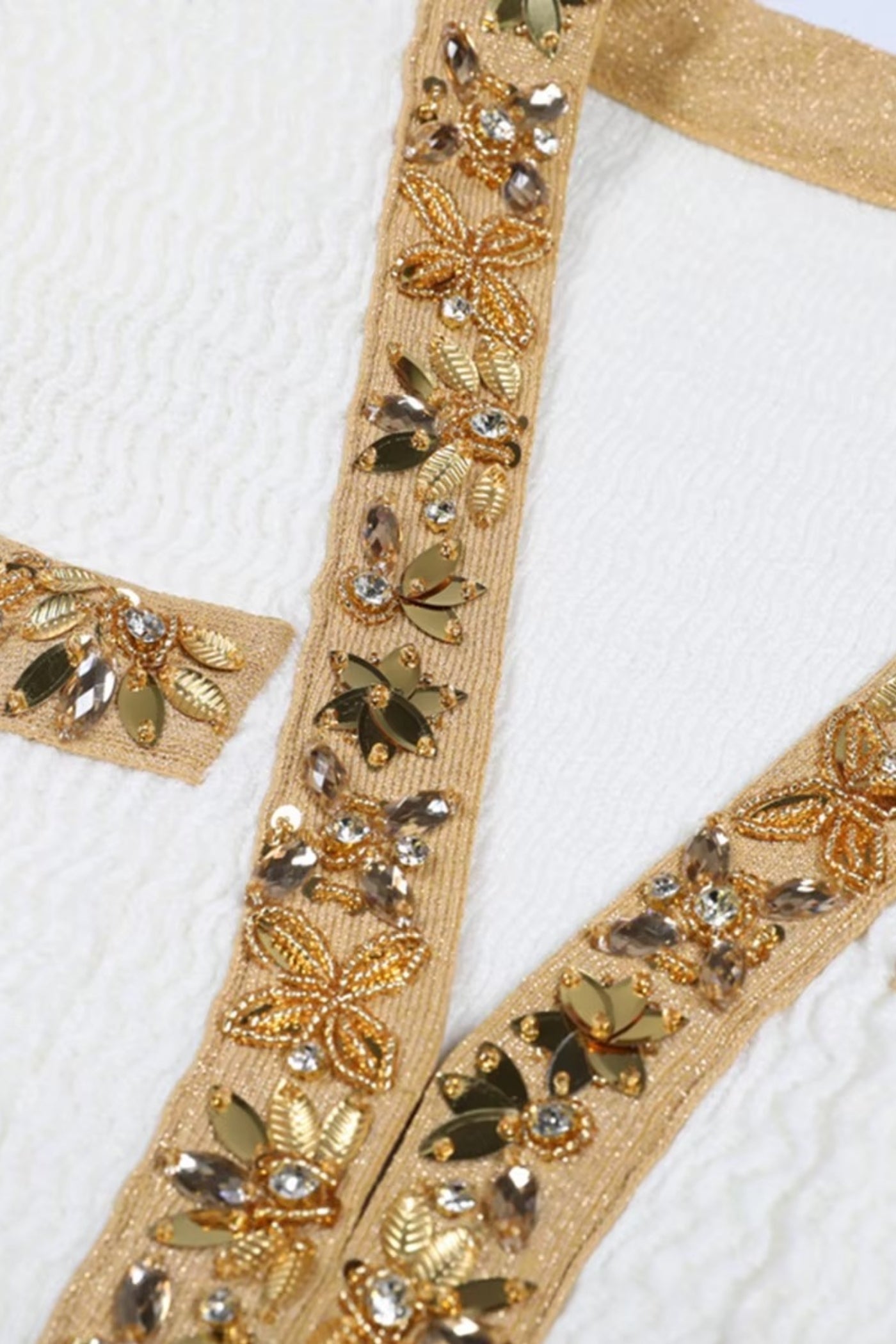 Abito mini testurizzato con maniche lunghe e dettagli dorati - Bianco 