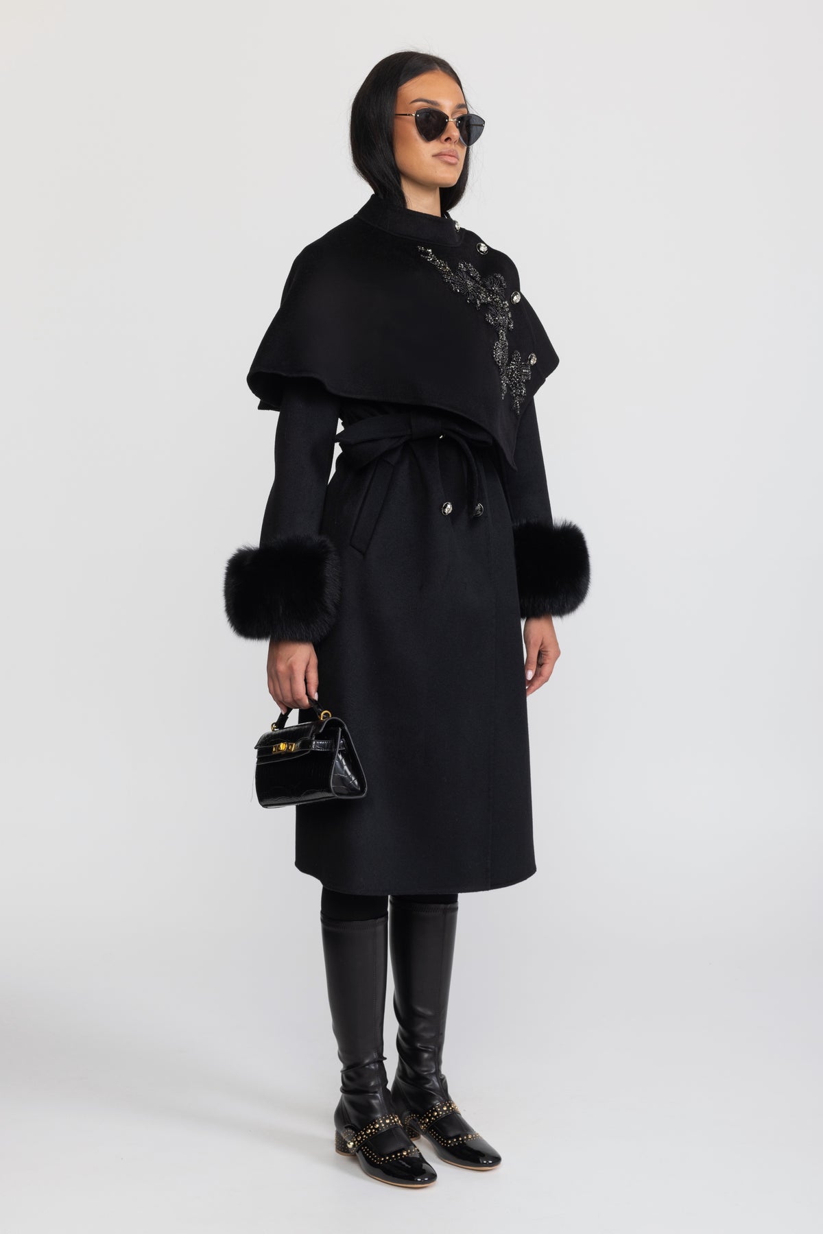 Cappotto in lana con mantellina ricamata e polsini in pelliccia di volpe - Nero 