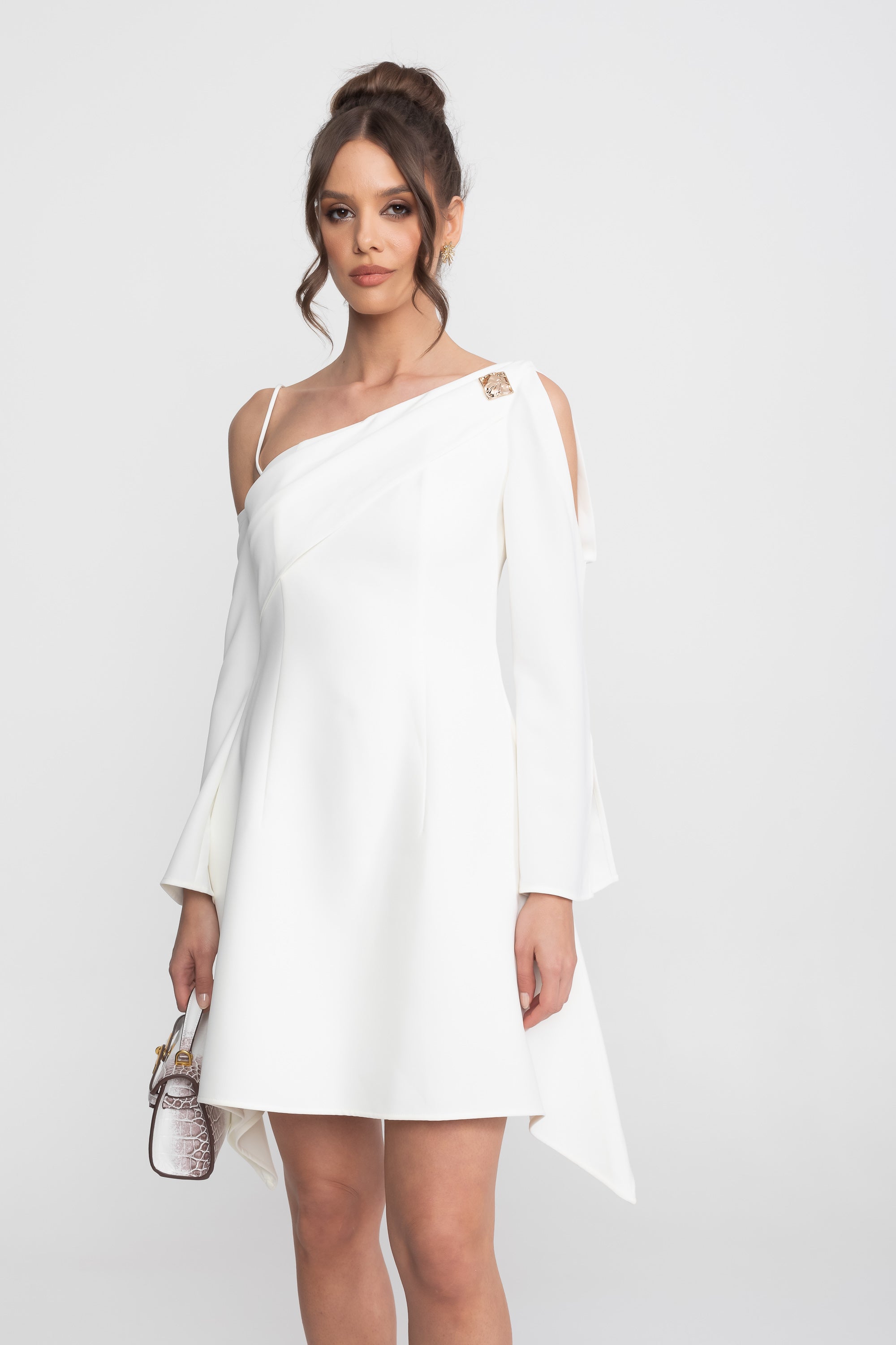 Abito mini asimmetrico cold-shoulder con maniche lunghe e spilla dorata - Bianco 