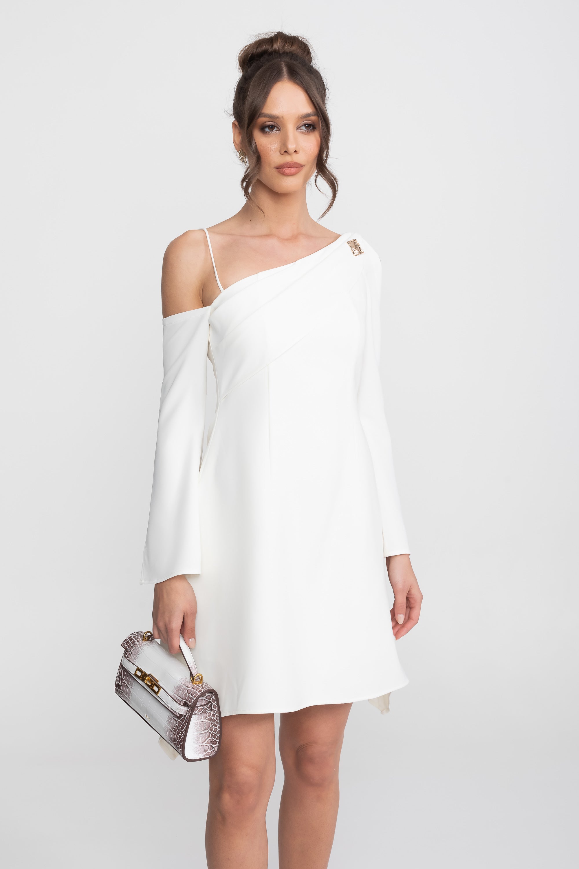 Abito mini asimmetrico cold-shoulder con maniche lunghe e spilla dorata - Bianco 