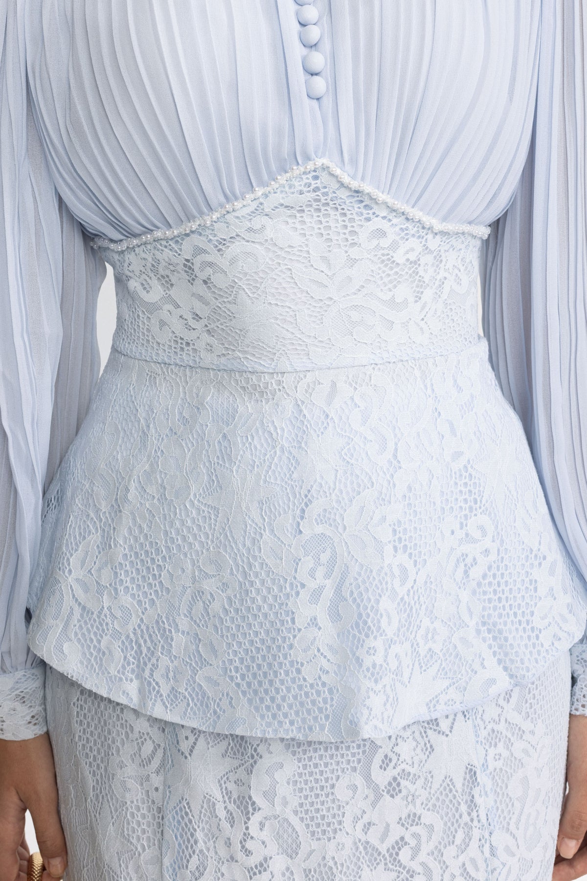 Completo con blusa peplum in chiffon plissettato e pizzo e gonna maxi - azzurro chiaro 