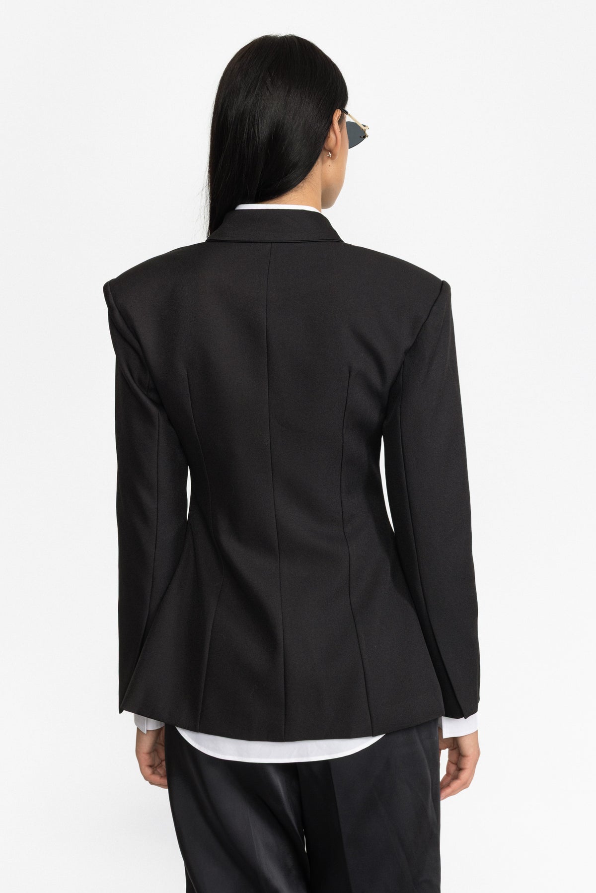 Blazer nero con colletto a punta strutturato e chiusura frontale con ganci 