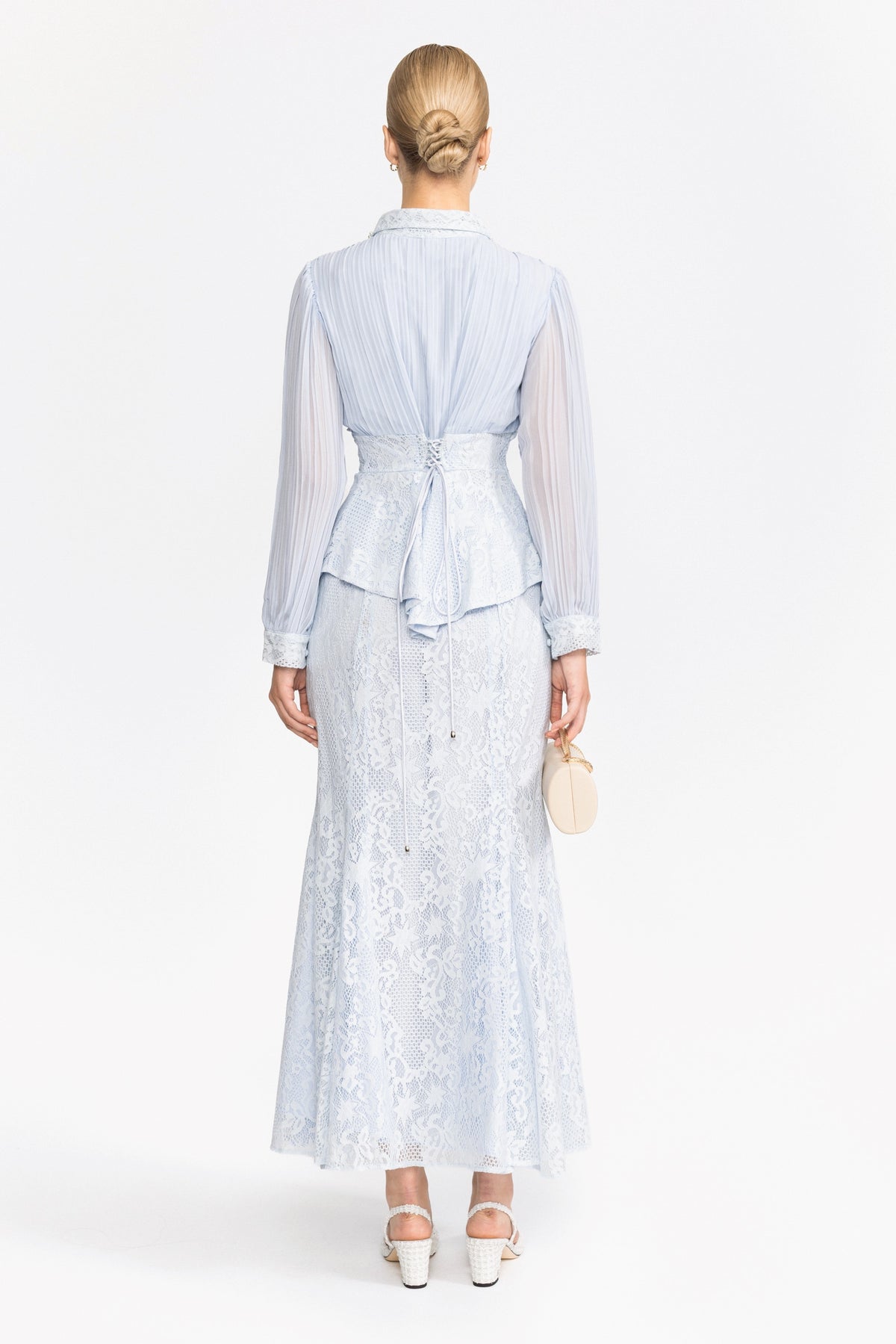 Completo con blusa peplum in chiffon plissettato e pizzo e gonna maxi - azzurro chiaro 