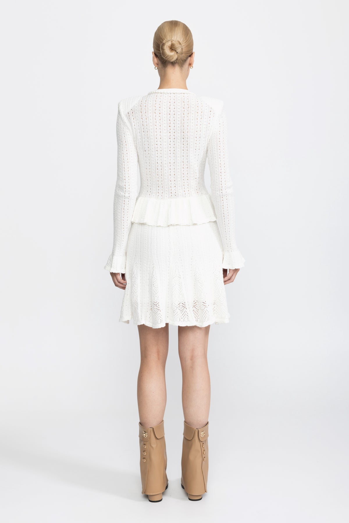 Mini abito in maglia pointelle con peplo e bottoni gioiello a fiore effetto perla - Bianco 