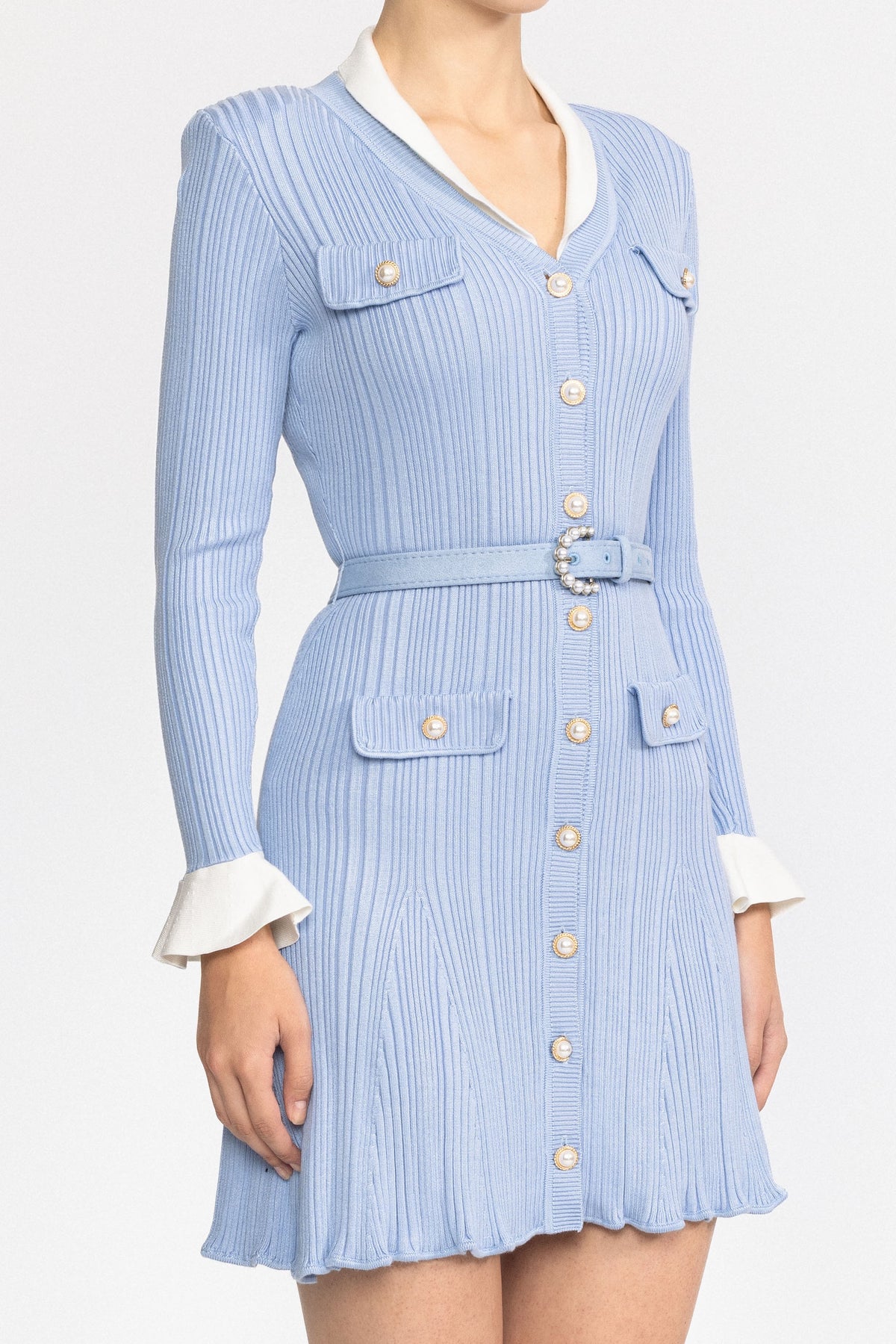 Abito mini in maglia a coste con bottoni perlati e cintura - Azzurro chiaro 