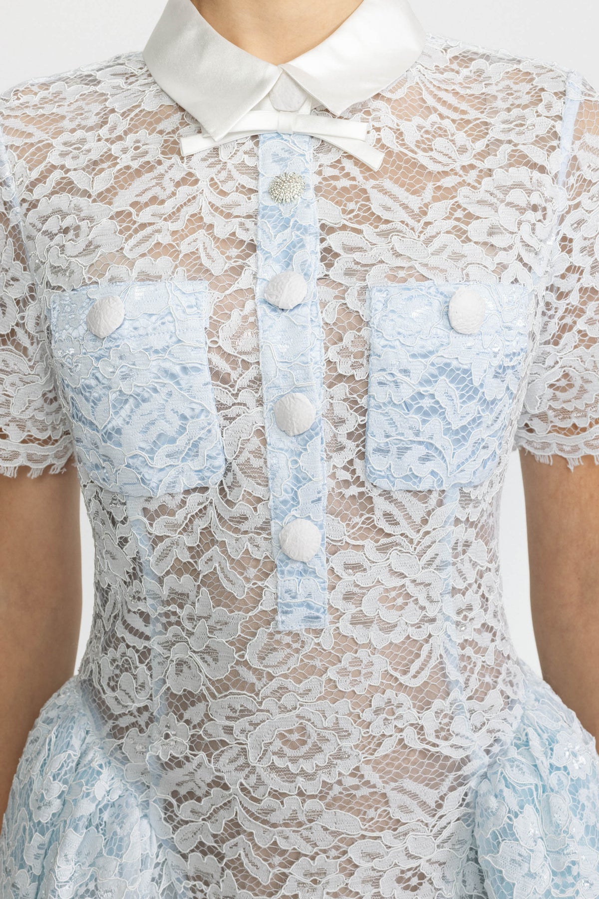 Mini abito bubble in pizzo con colletto in satin - Azzurro chiaro 