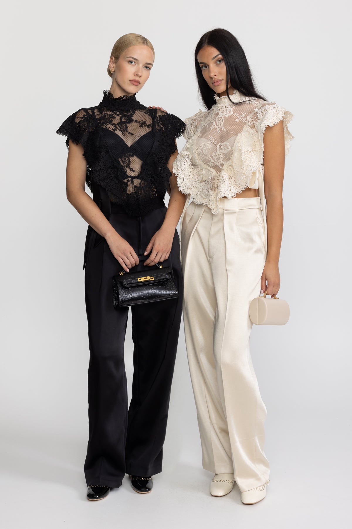 Top in pizzo trasparente con collo alto e ruches - Nero 