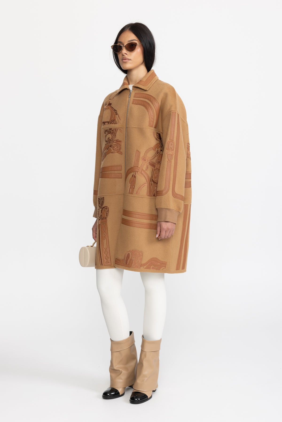 Cappotto con zip in lana ricamata con applicazione equestre - Cammello 