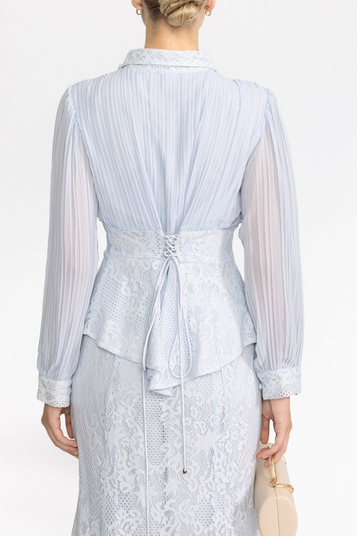 Completo con blusa peplum in chiffon plissettato e pizzo e gonna maxi - azzurro chiaro 
