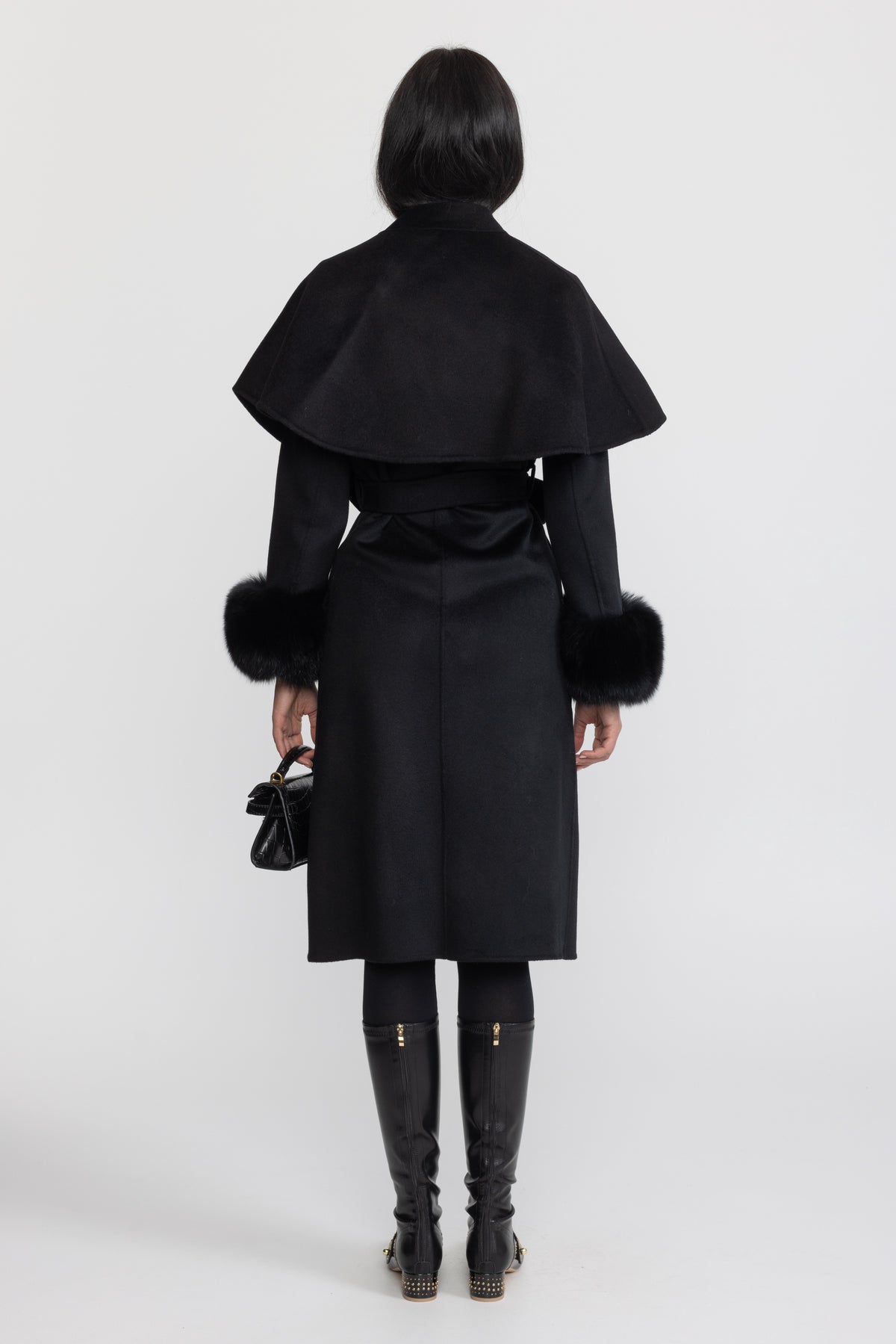 Cappotto in lana con mantellina ricamata e polsini in pelliccia di volpe - Nero 