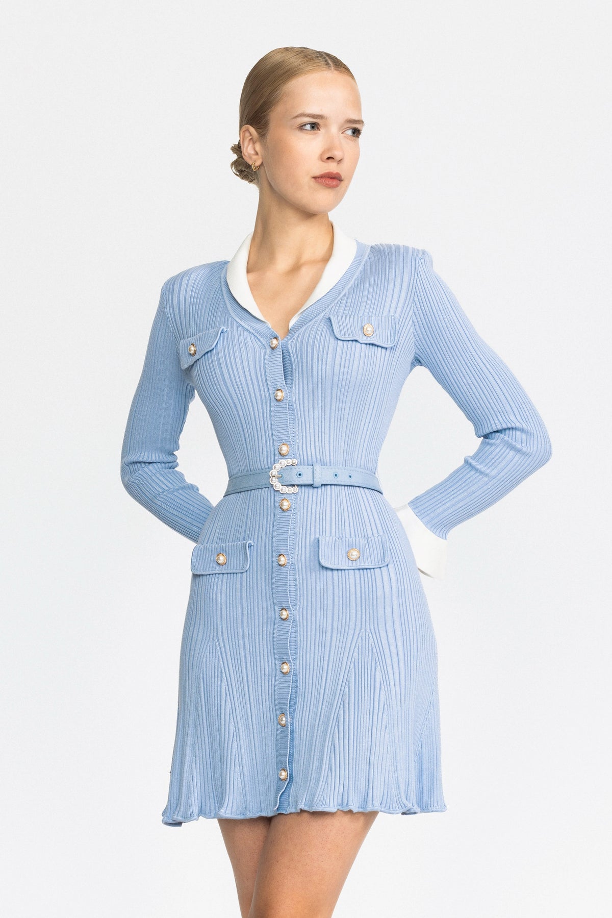 Abito mini in maglia a coste con bottoni perlati e cintura - Azzurro chiaro 
