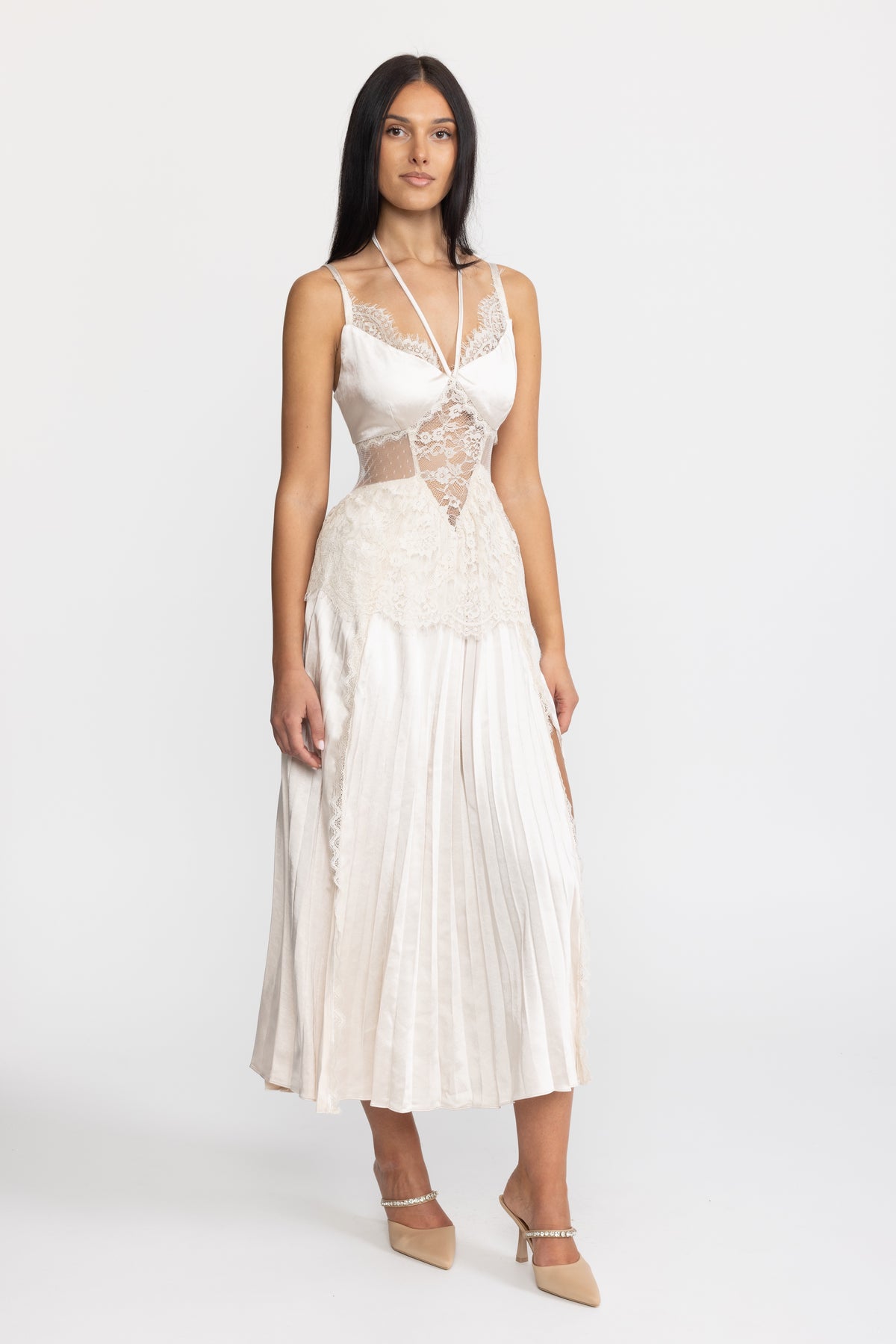 Abito midi plissé in satin con inserto in pizzo e scollo all’americana - Ivoire 
