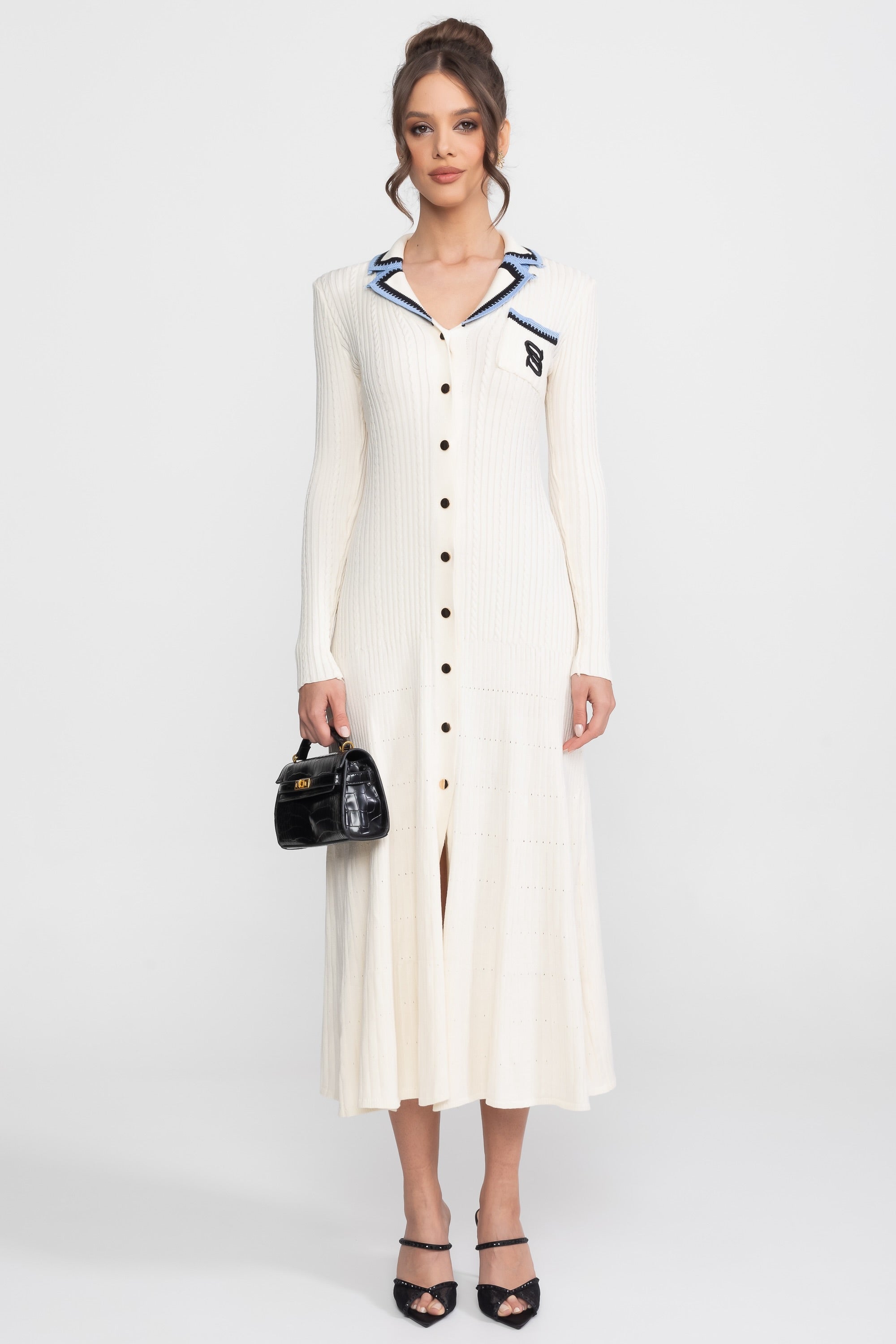 Abito midi in maglia a maniche lunghe con colletto polo e patch con monogramma - Ivoire 