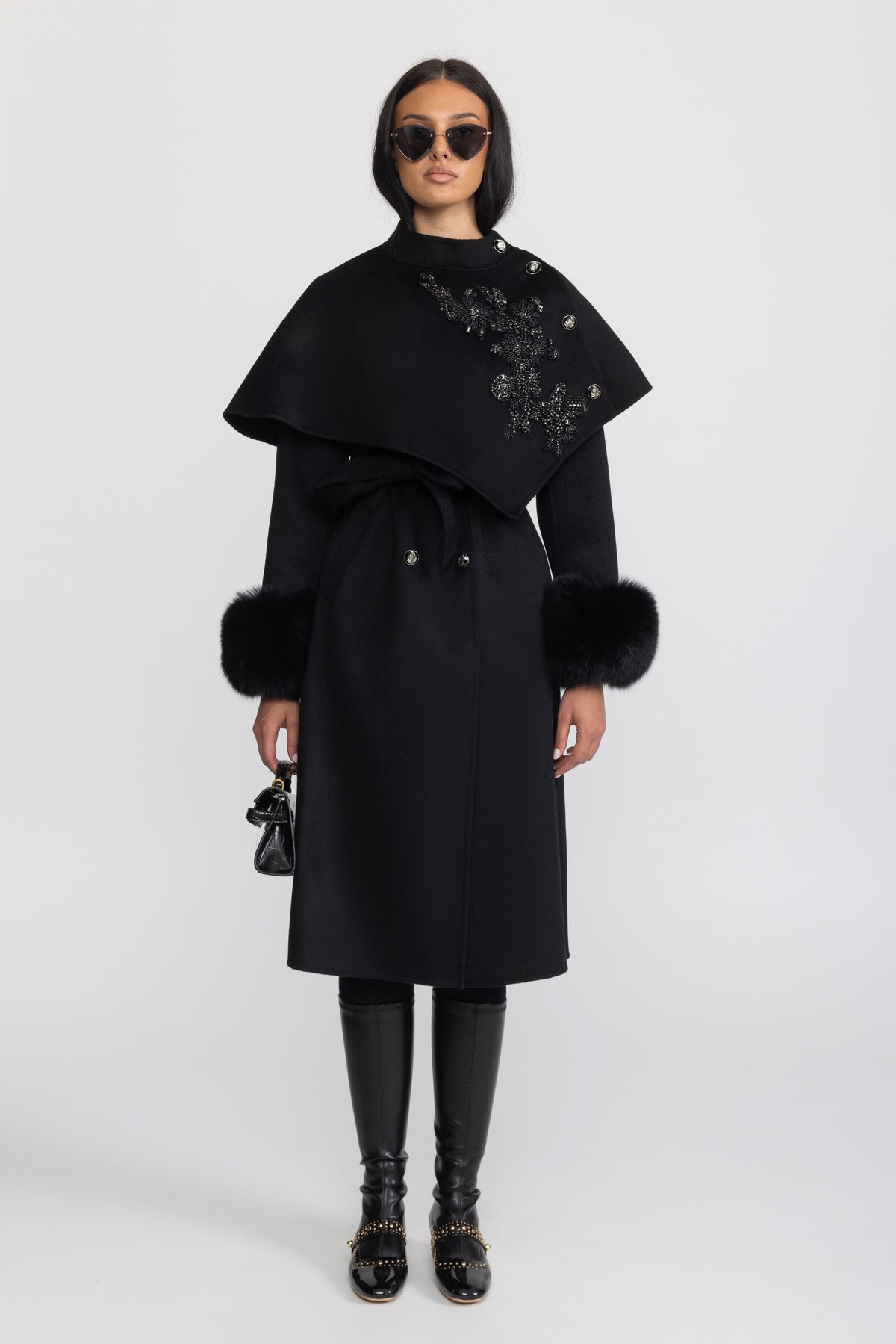 Cappotto in lana con mantellina ricamata e polsini in pelliccia di volpe - Nero 
