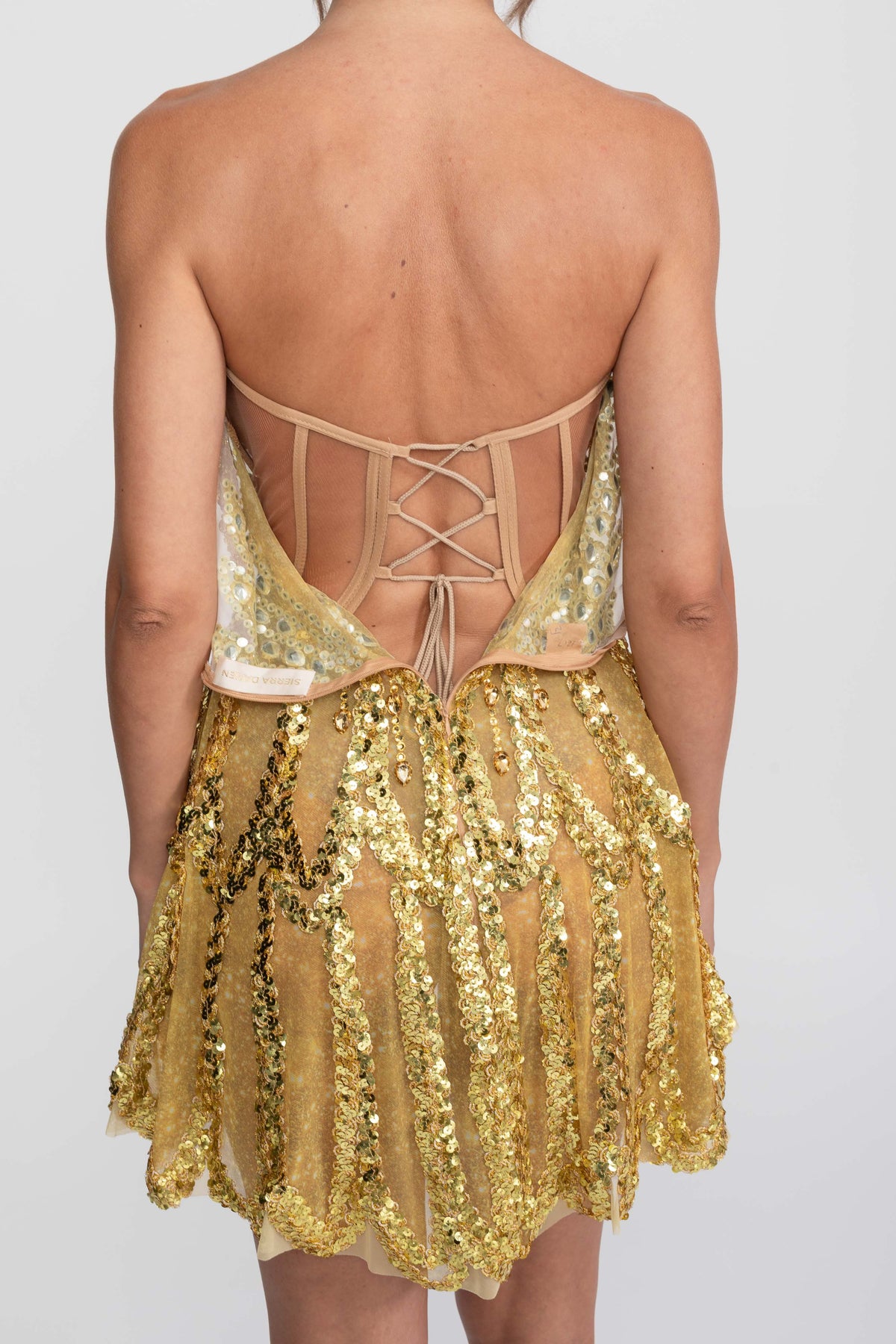 Abito Mini Fit-and-Flare con Gioielli e Scollo a Cuore - Oro 