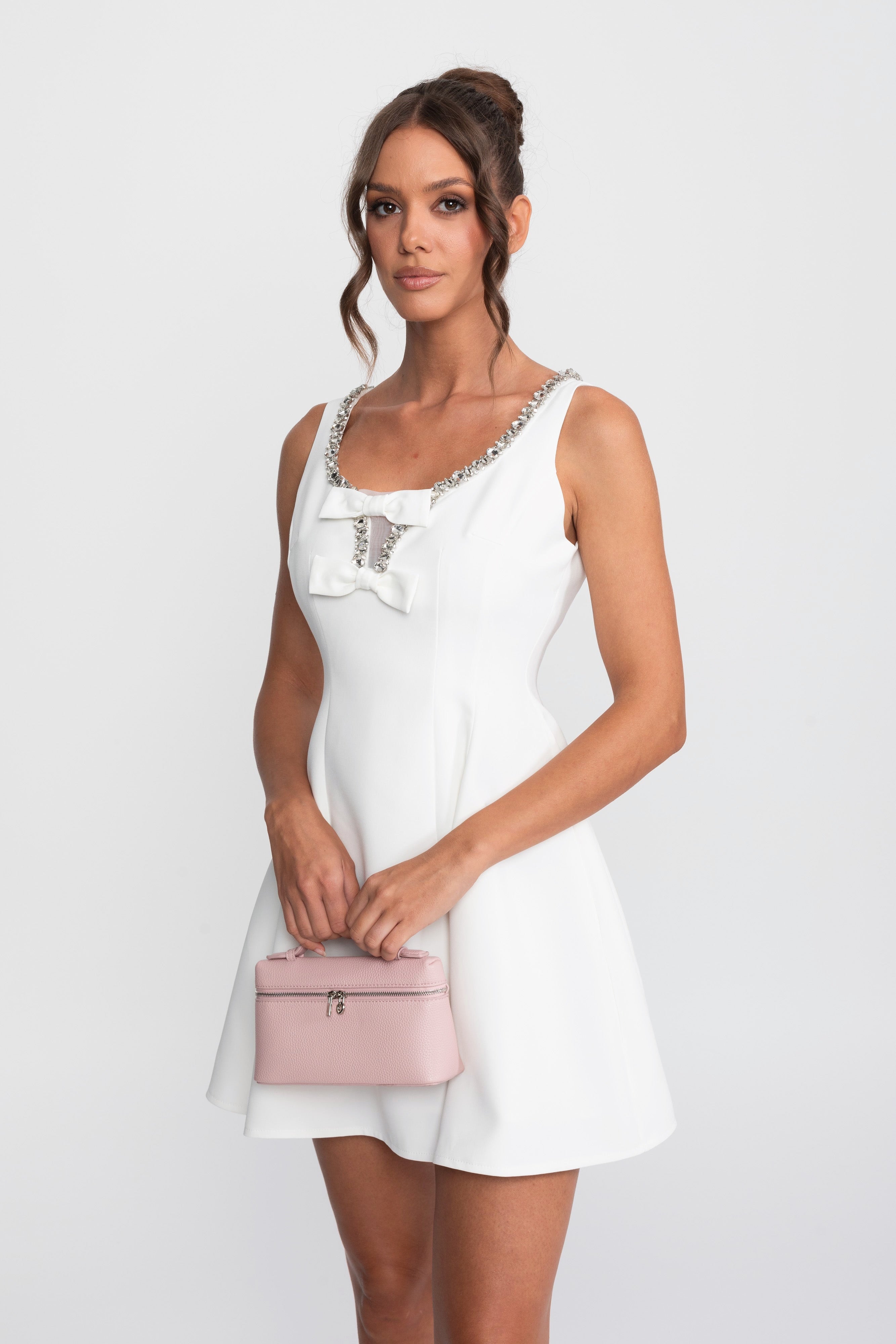Mini abito fit-and-flare con finiture in cristallo e fiocchi sul busto - Bianco 