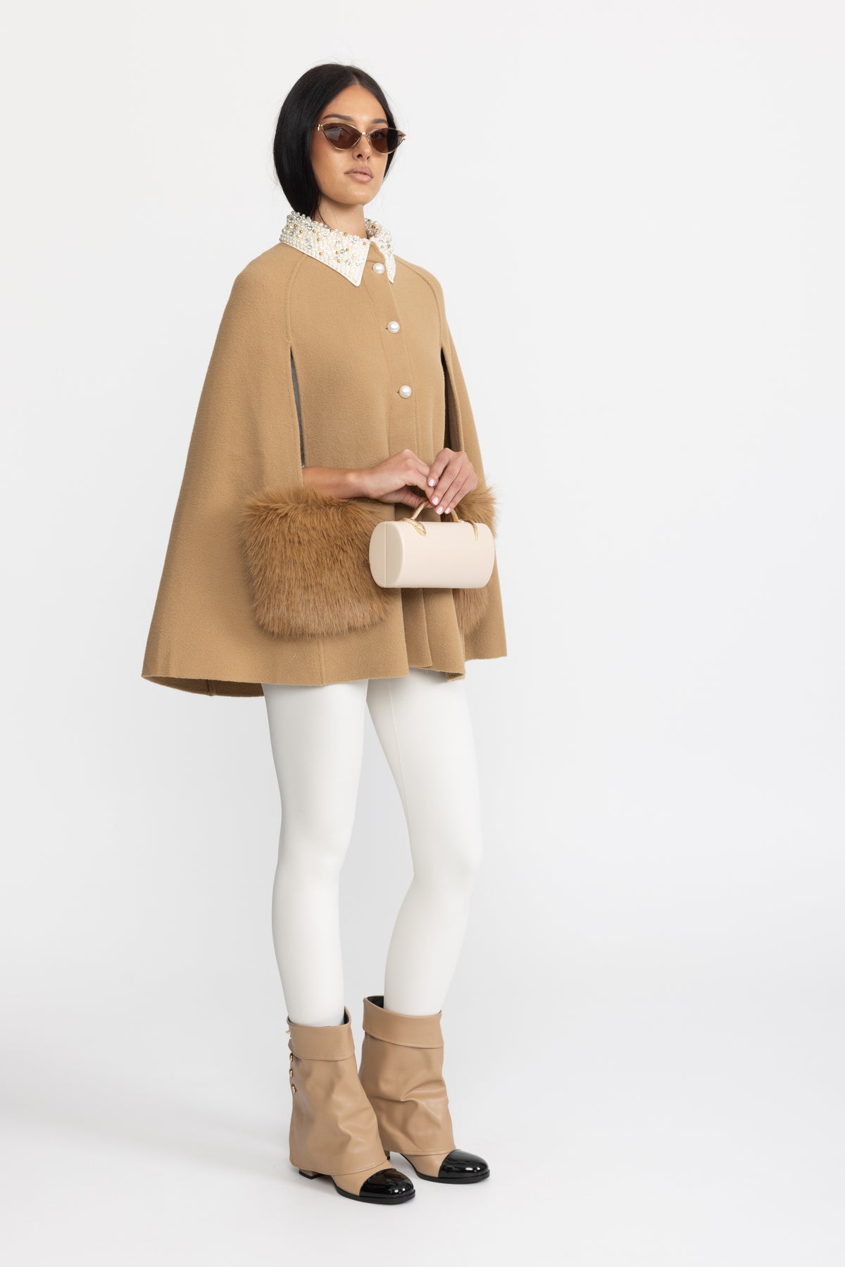 Mantella con collo impreziosito da perle e tasche in eco-pelliccia - Cammello 