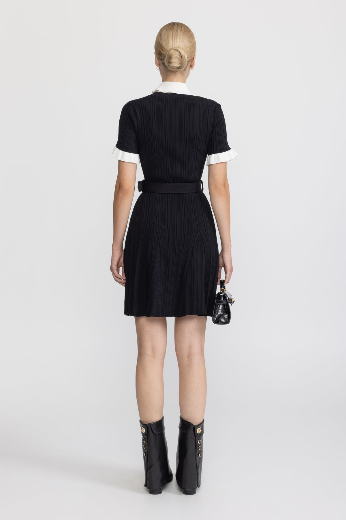 Abito mini in maglia a coste con colletto a contrasto e cintura - Nero 