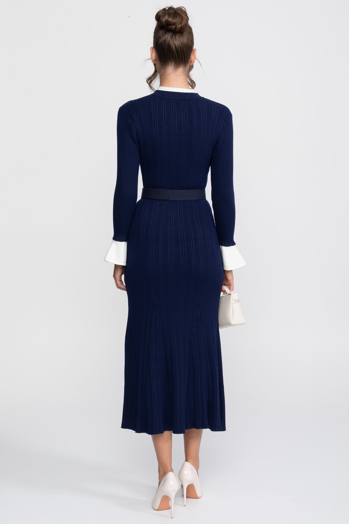 Abito midi in maglia a coste con cintura, polsini e colletto bianchi - Navy 