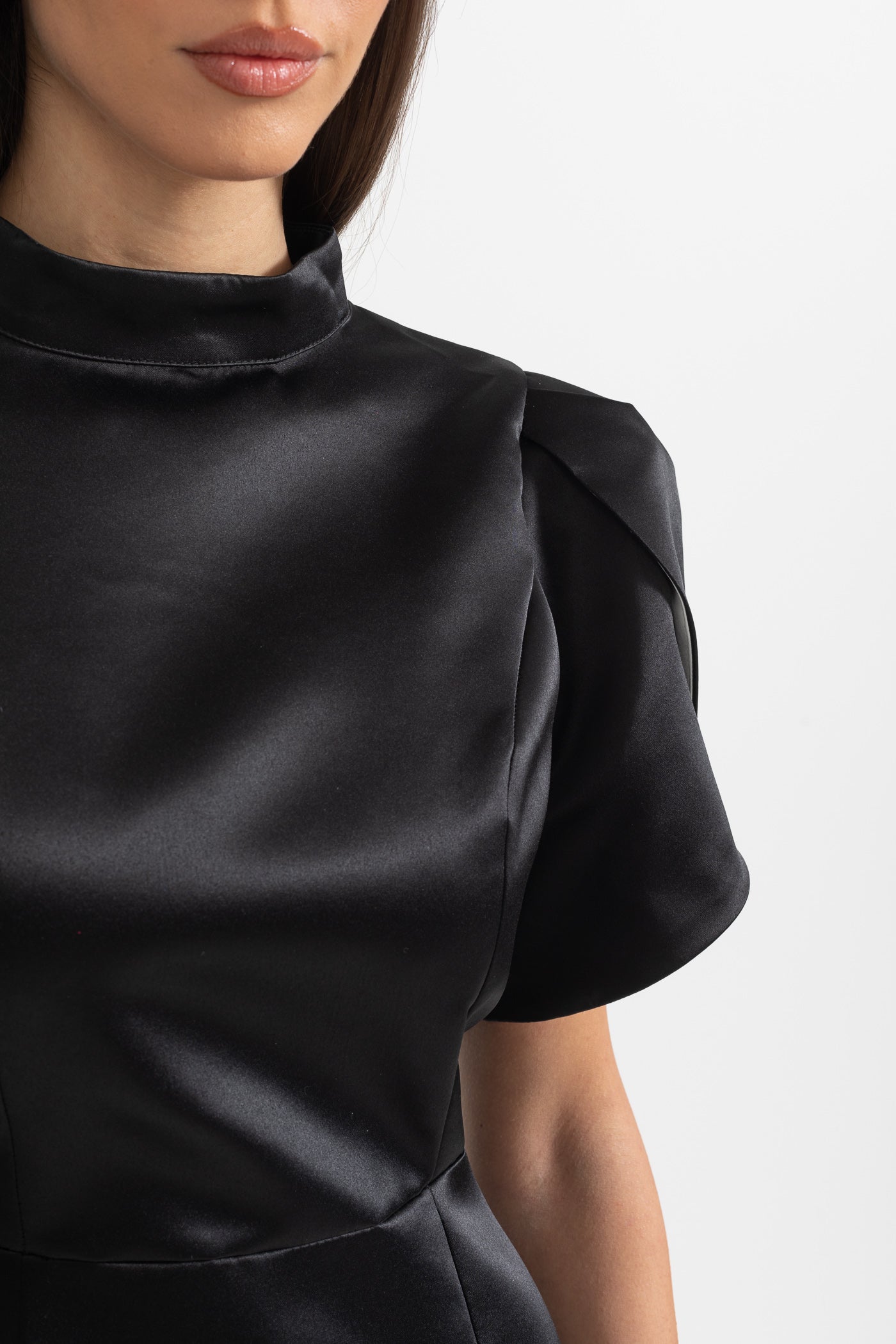 Abito Mini Elegante con Scollatura sulla Schiena e Fiocco - Nero 