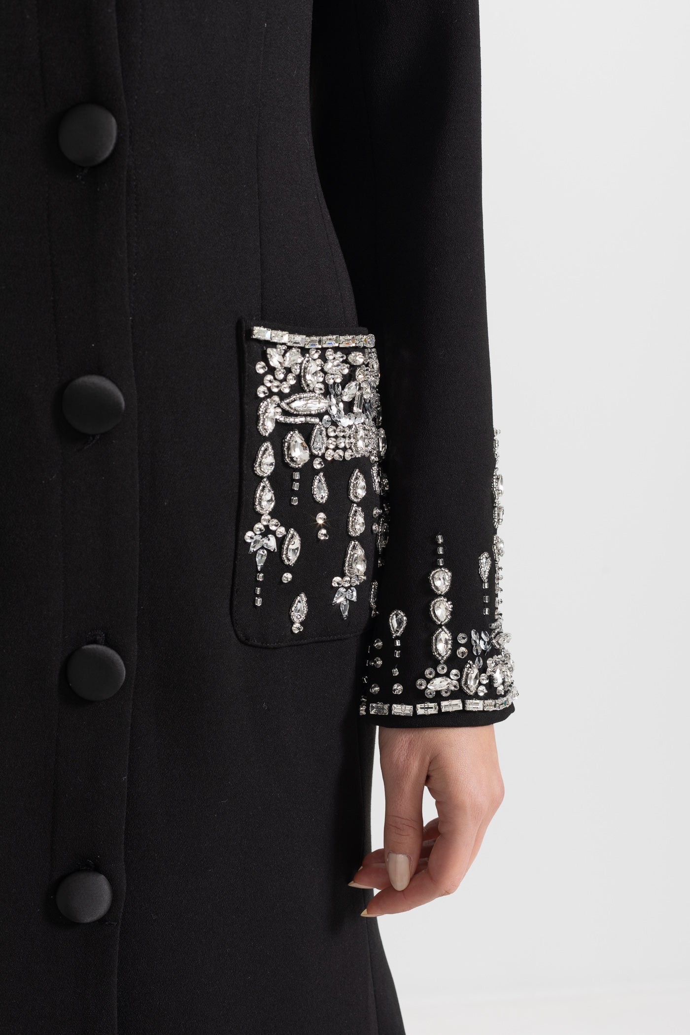 Abito lungo a silhouette con revers e dettagli in cristallo - Nero 