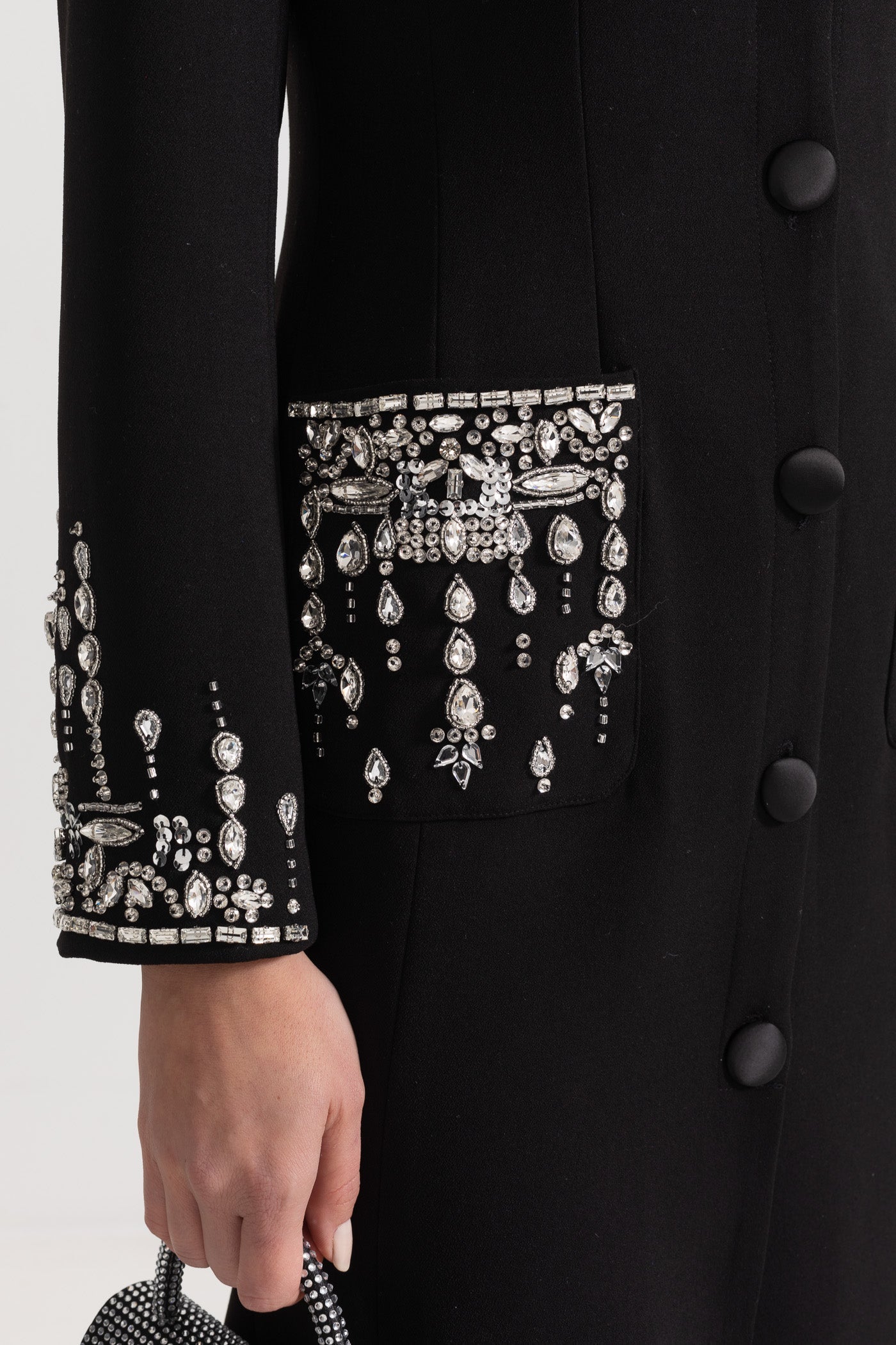 Abito lungo a silhouette con revers e dettagli in cristallo - Nero 