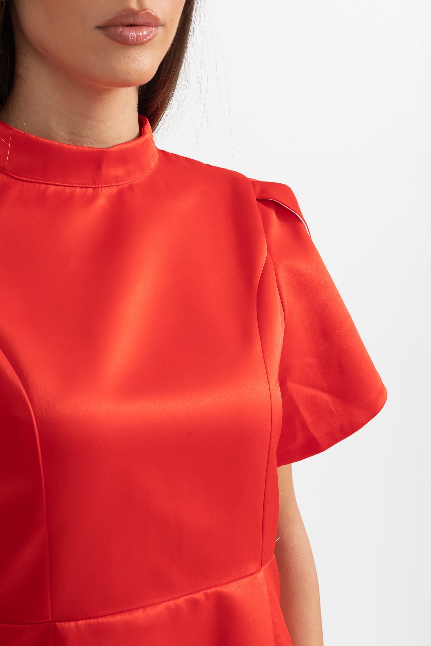 Elegante mini abito con apertura sulla schiena e fiocco - Rosso 