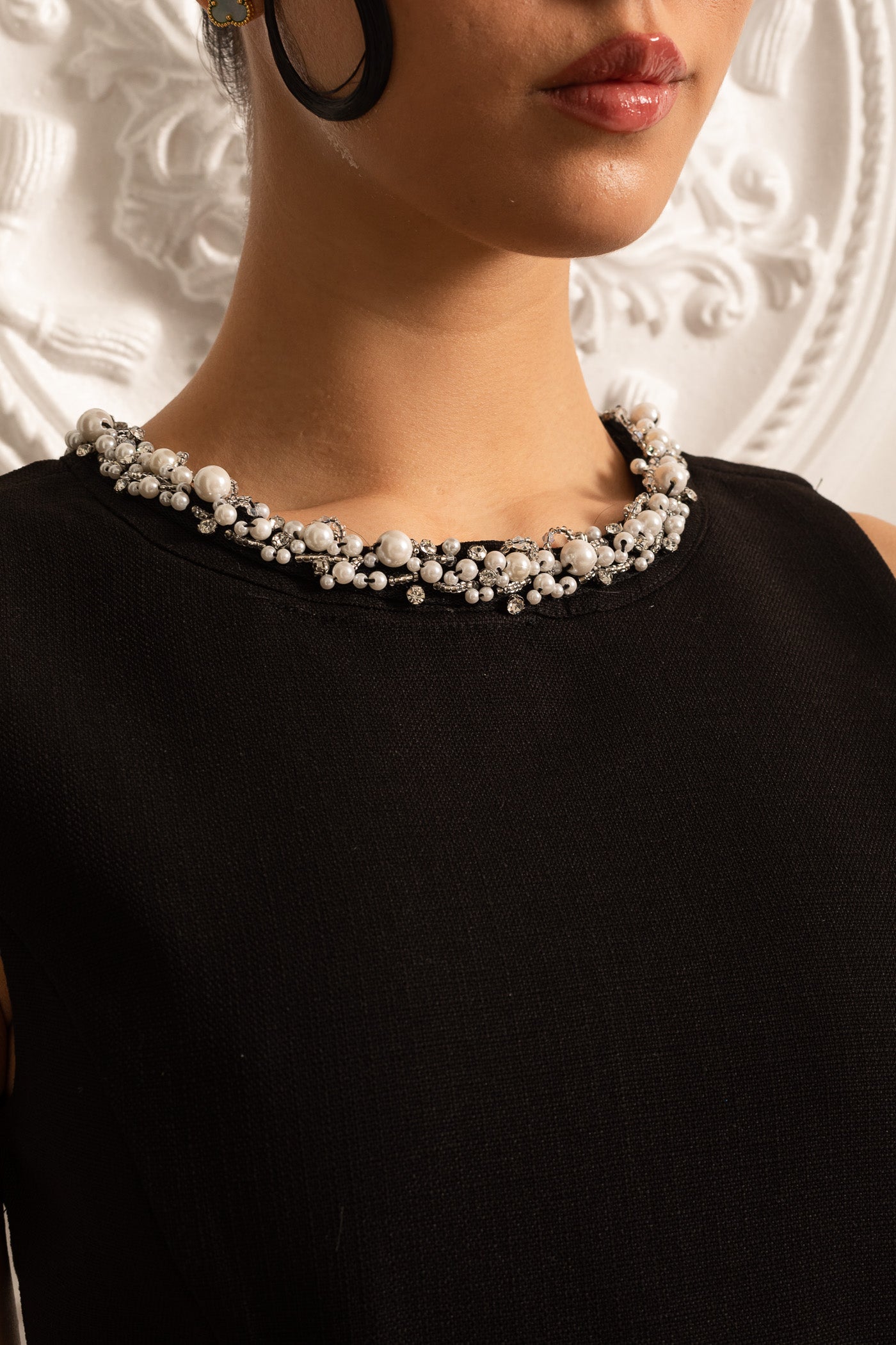 Elegante mini abito con tagli laterali e dettagli di perle - Nero 