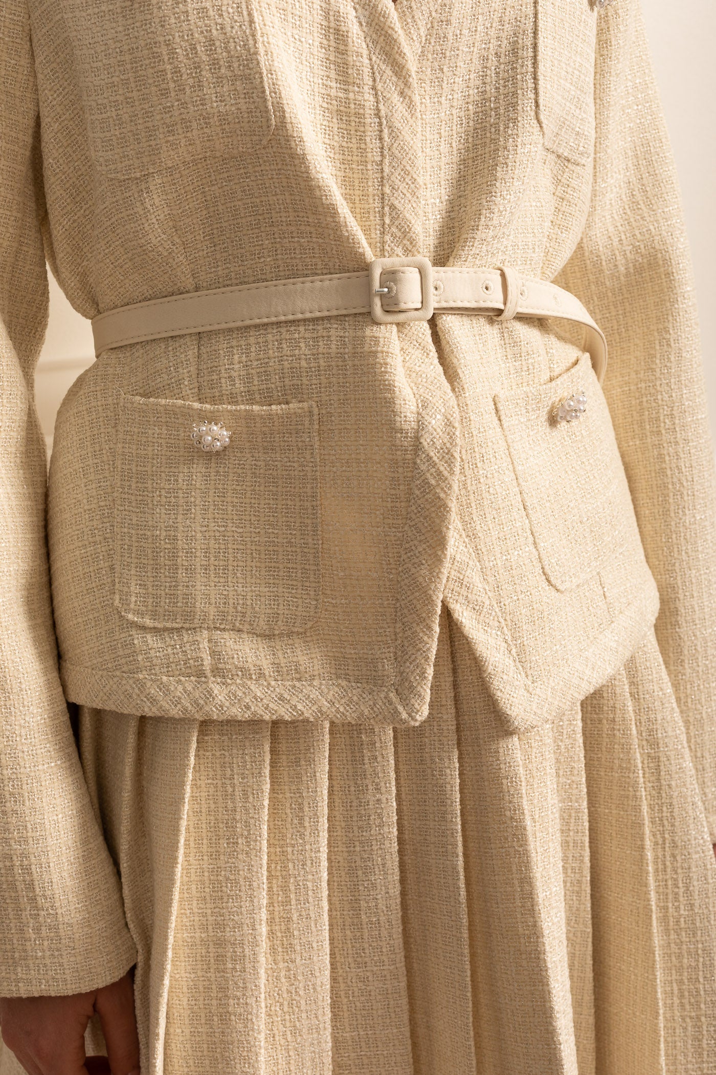 Set coordinato testurizzato con top a maniche lunghe e minigonna plissettata abbinata - Ivoire 