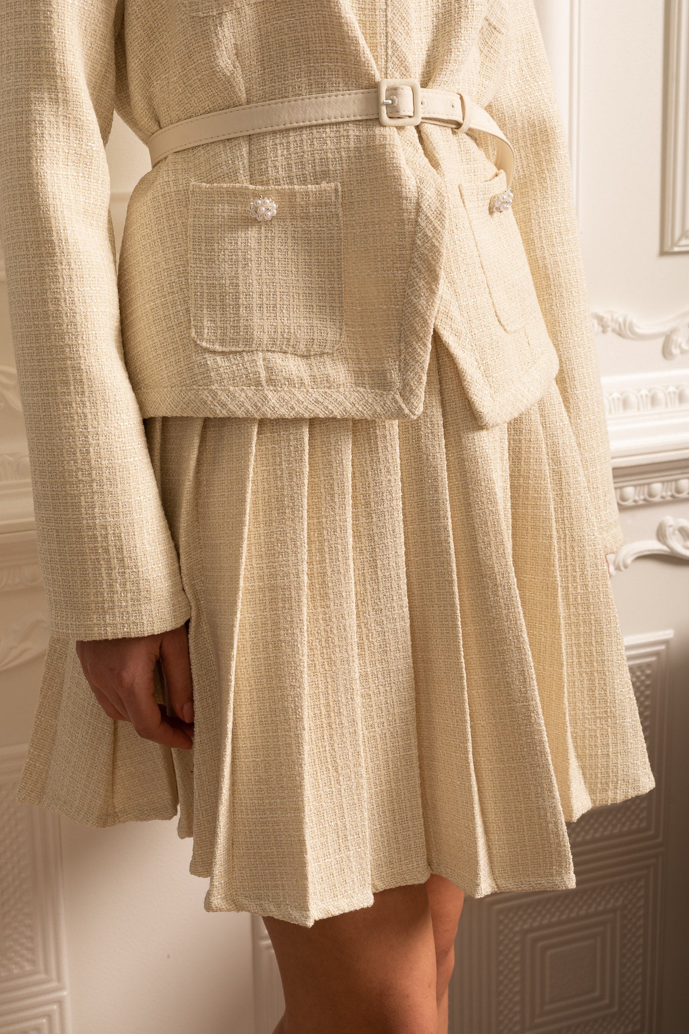 Set coordinato testurizzato con top a maniche lunghe e minigonna plissettata abbinata - Ivoire 