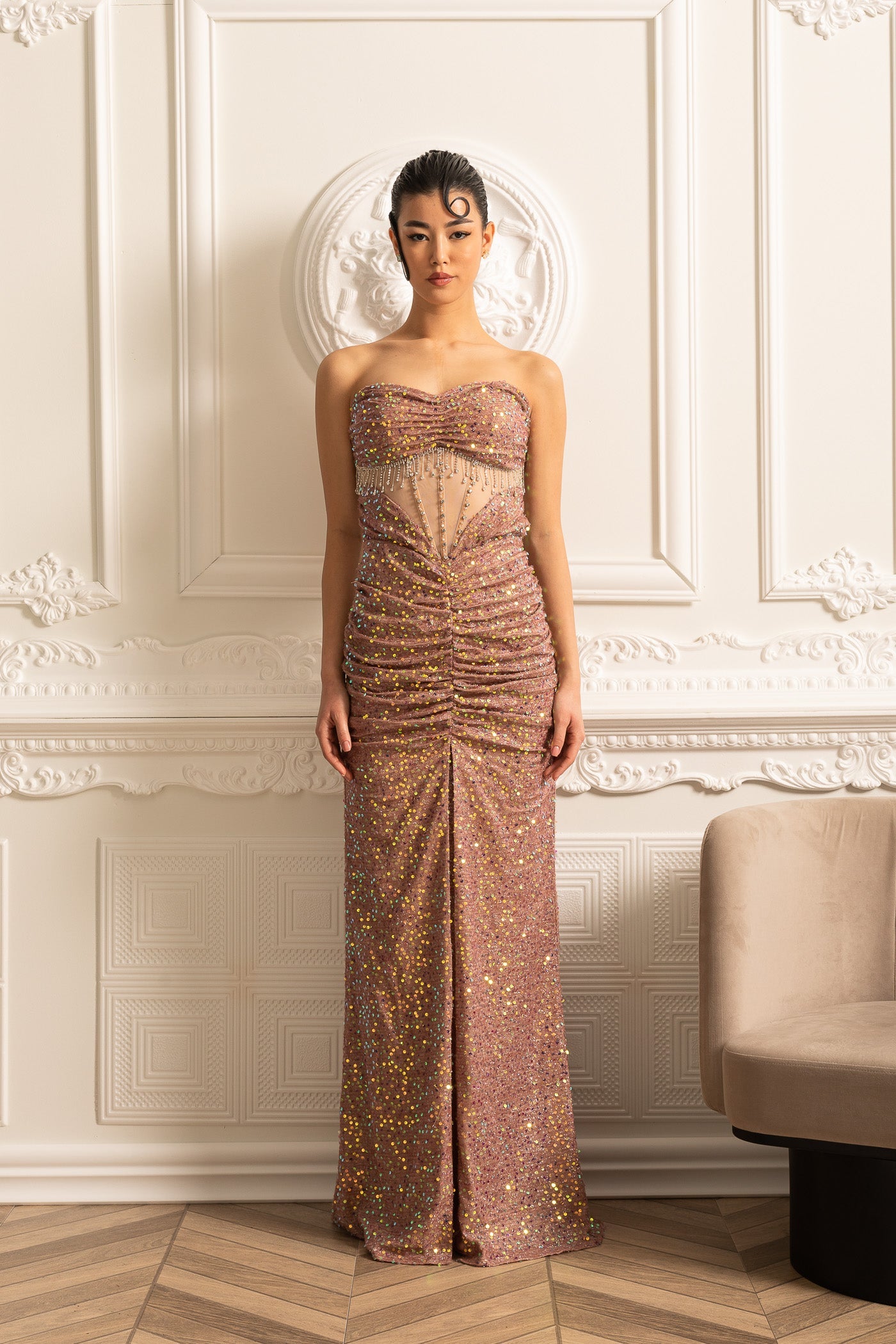 Abito da sera opulento con texture di paillettes scintillanti e dettagli arricciati - Beige 