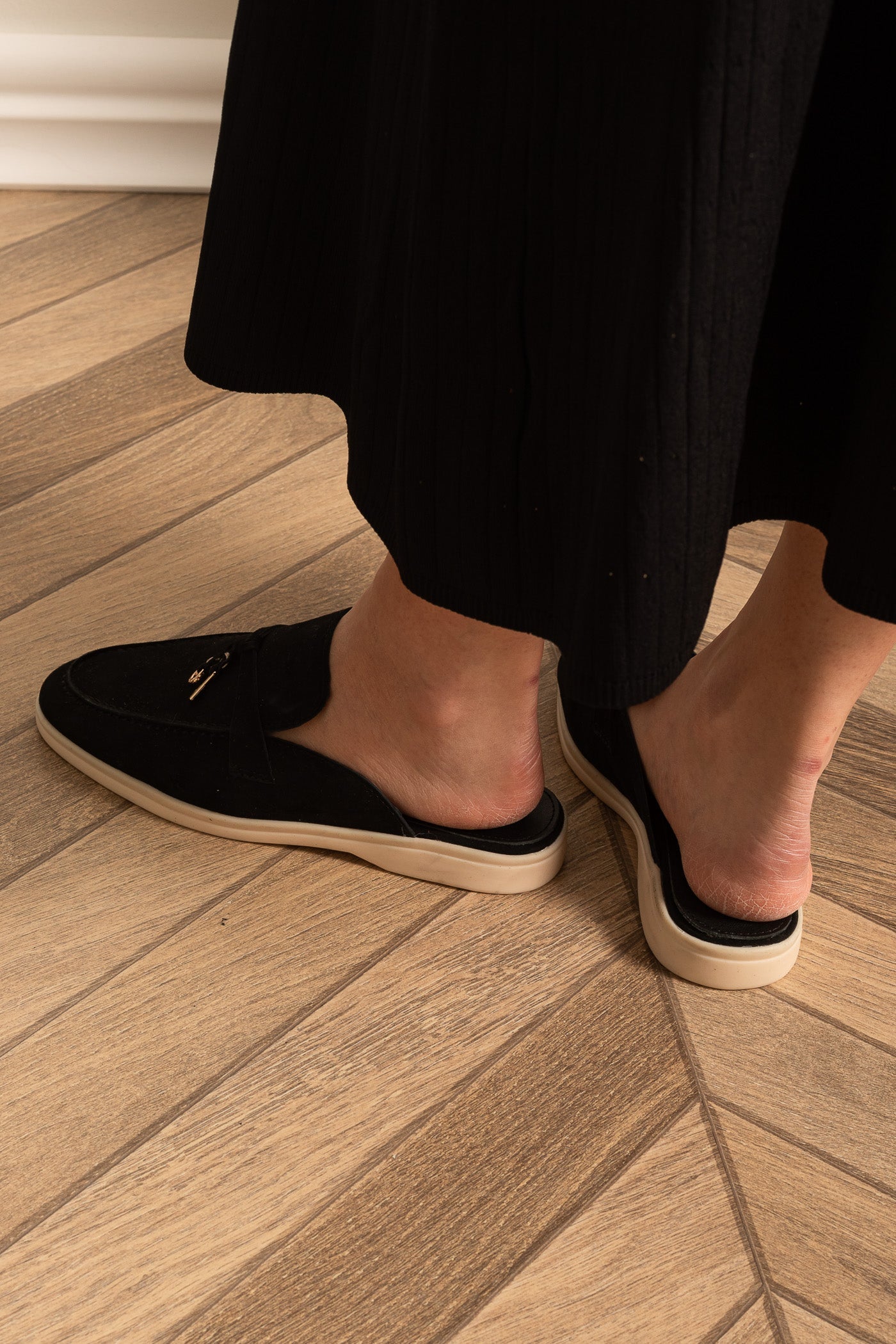 Mocassini in camoscio con suola a contrasto e dettagli metallici - Nero 