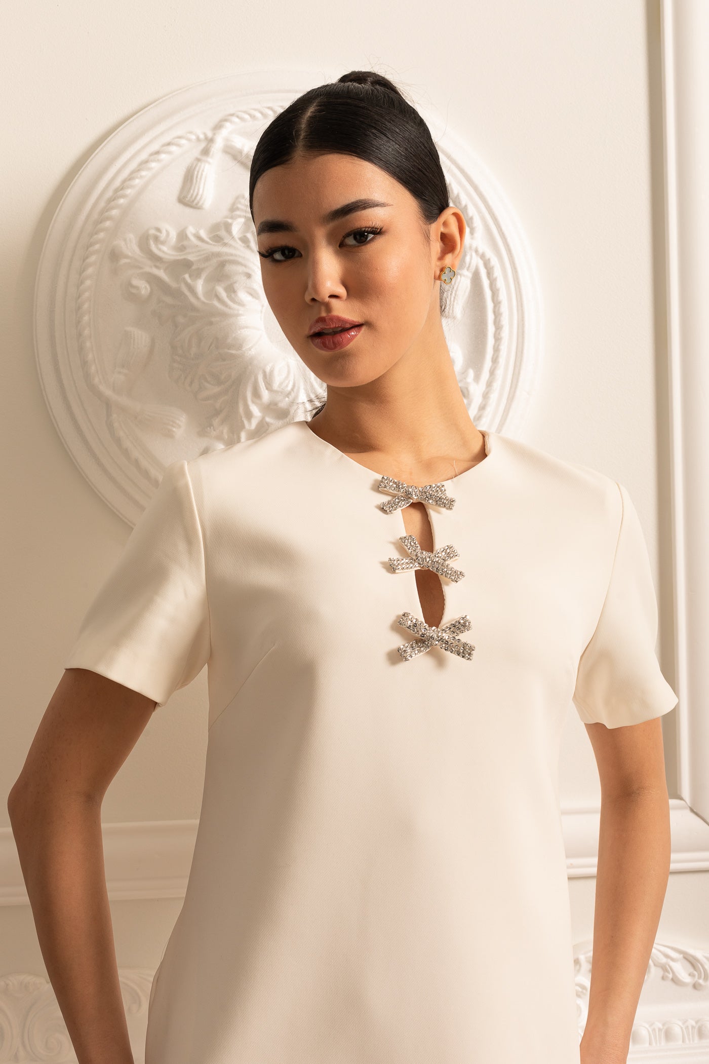 Abito corto bianco a maniche corte con fiocchi scintillanti sullo scollo 