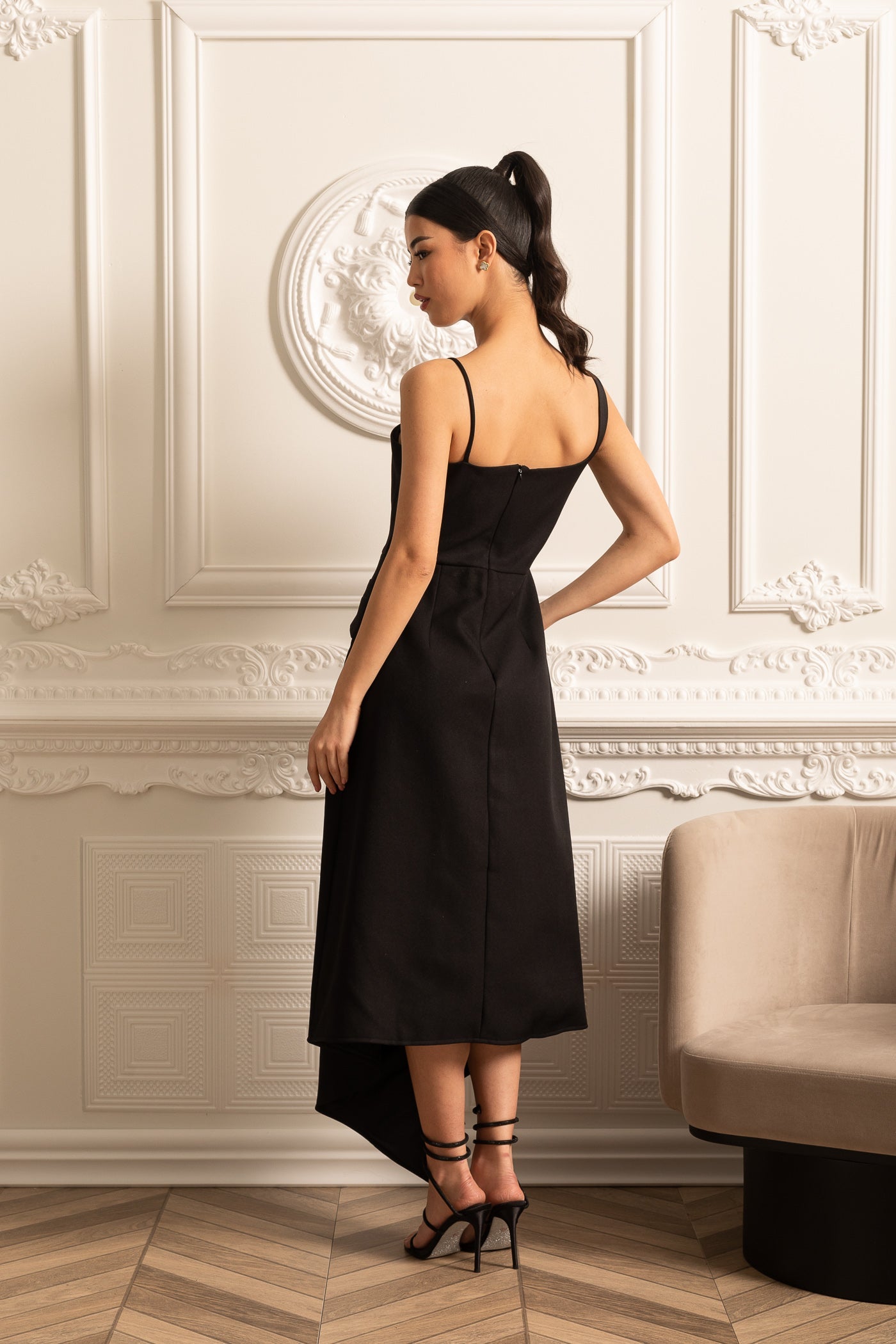 Elegant Asymmetrical Dress With Contrasting White Detachable Capelet - Black