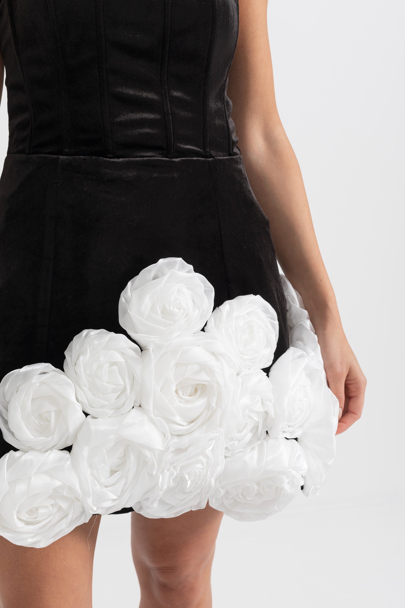 Abito Mini Elegante con Decorazioni di Rose Bianche - Nero 