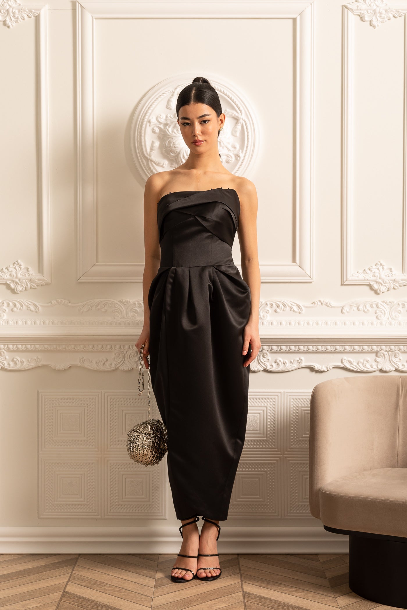 Abito midi senza spalline con dettaglio arricciato sul petto - Nero 