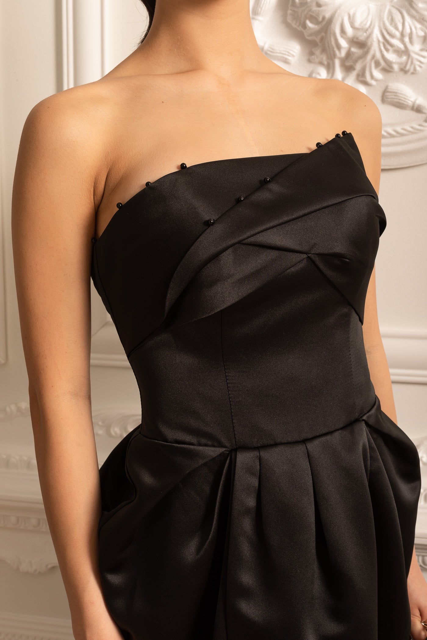 Abito midi senza spalline con dettaglio arricciato sul petto - Nero 