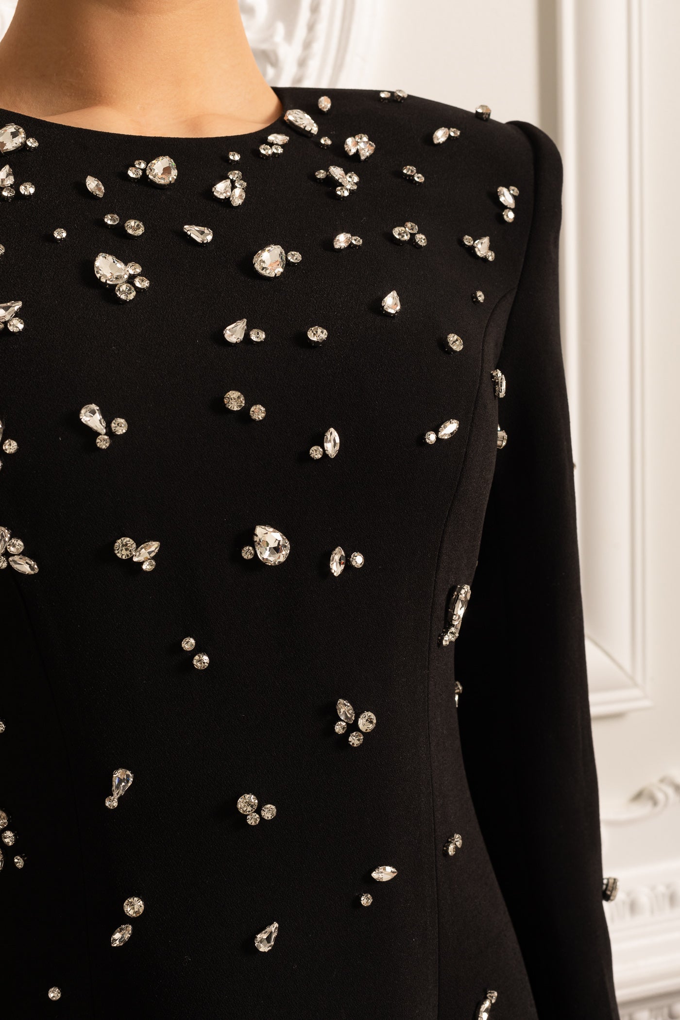 Elegante Abito Lungo con Raffinati Dettagli Scintillanti - Nero 