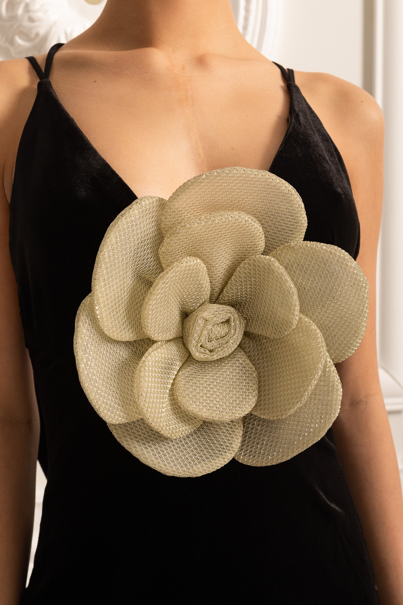 Abito con ricami floreali e apertura sulla schiena - Nero 